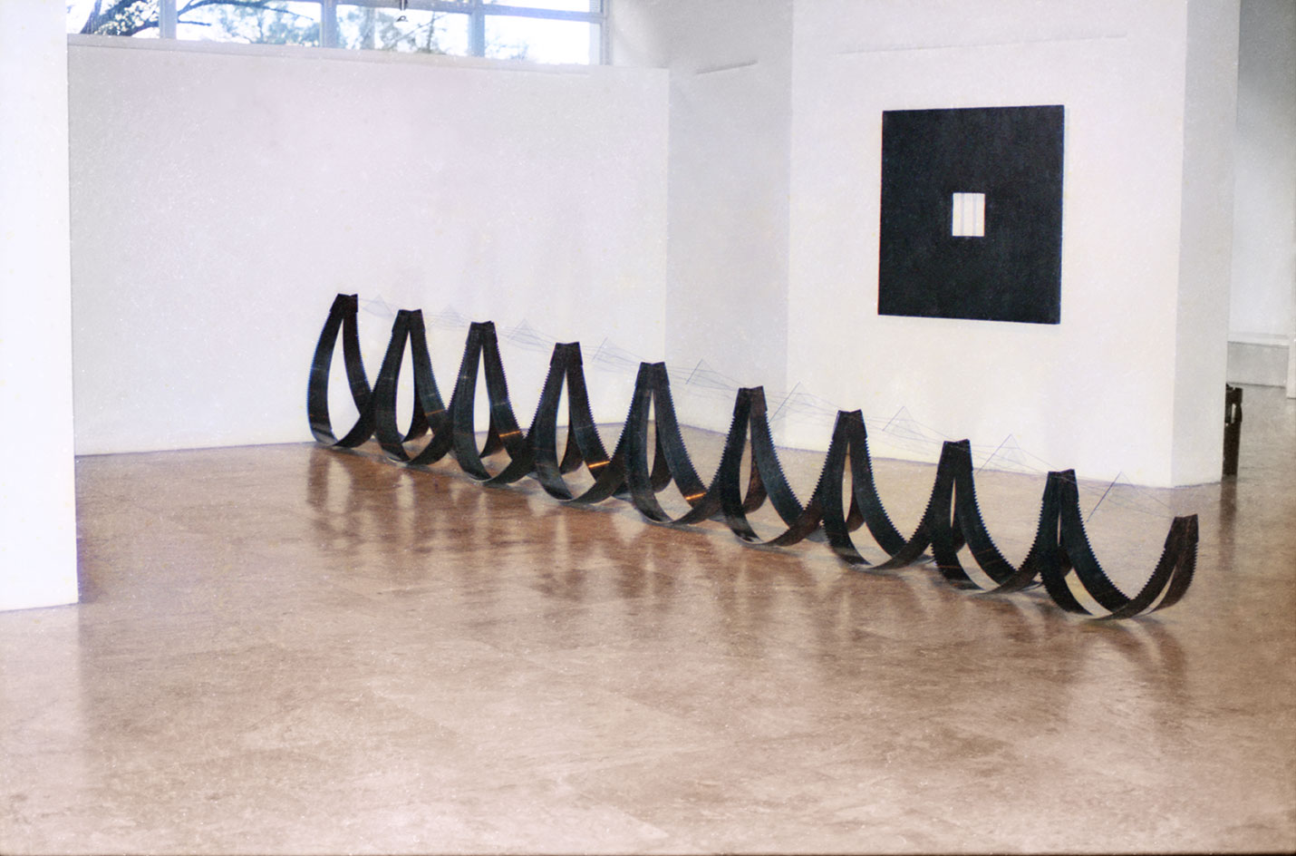 1989   I   untitled   I     steel and glass   I   110 x 760 x 110 cm