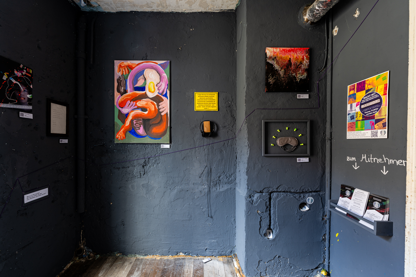 Bild 3 zu Mehr Raum f&uuml;r Wut: Rechte Wand mit etwa DinA2 gro&szlig;er bunter organischer Malerei, einer H&ouml;rstation sowie weiteren Kunstwerken.