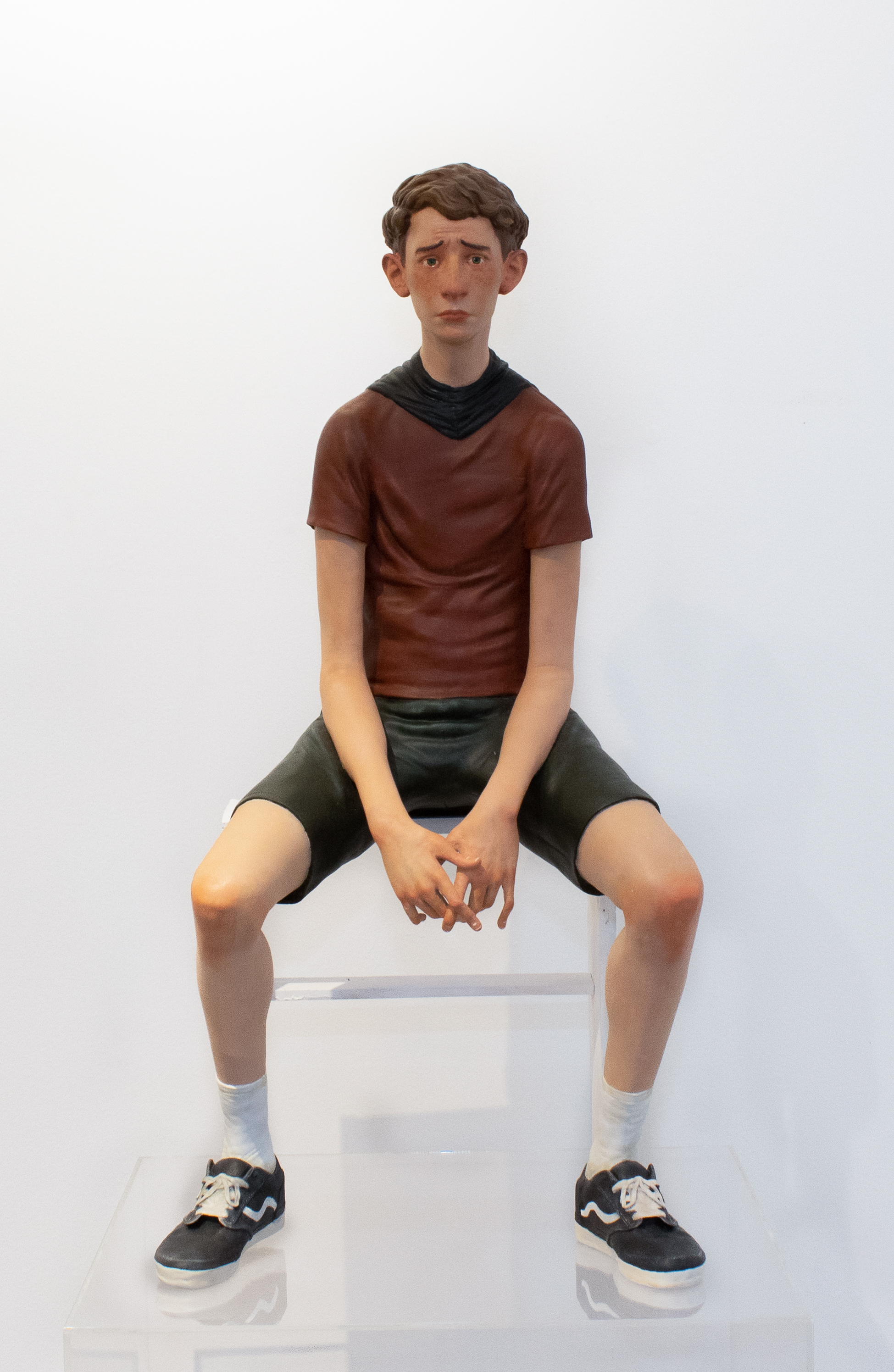Alone II, 2020. Resin, fiberglass and acrylic paint, 100 x 60 x 50 cm.