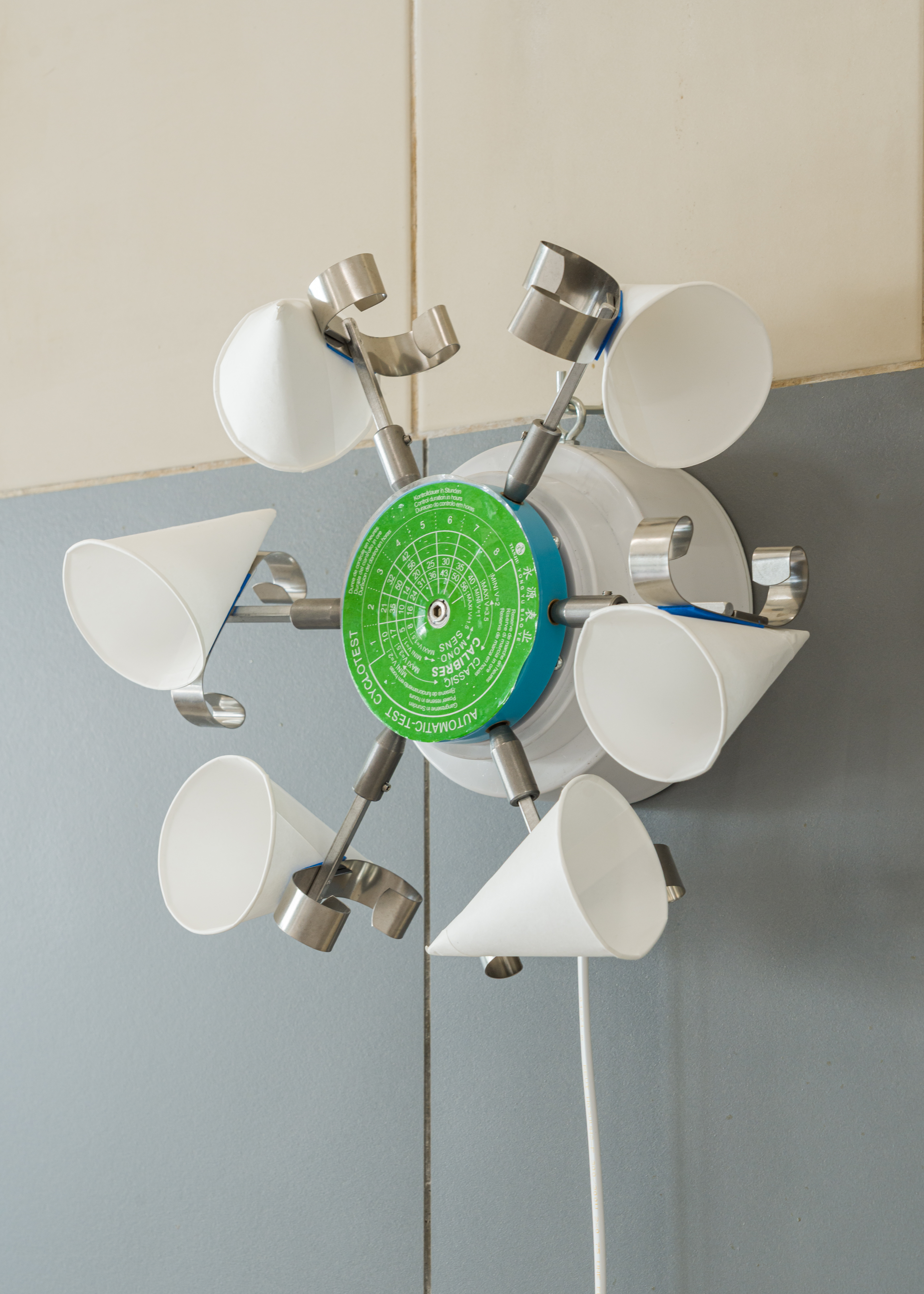 Where it makes an X (Rotor #1), 2025Paper cups, electric motor, steel, aluminum and plastic components, wiring, magnets.33 × 33 × 16 cm.Installation view at Por, Digestivo, Madrid, 2025Photo: Alejandro Cayetano