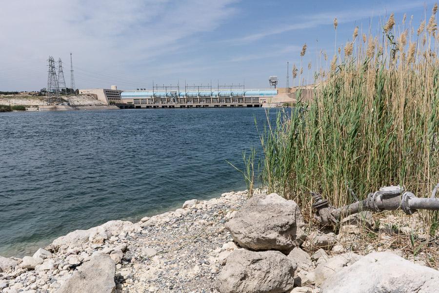 Barrage de Tishrin, Syrie du Nord, avril 2018. Ici, le niveau d'eau est trop bas pour &ecirc;tre pomp&eacute;. Et de toute fa&ccedil;on il faut du courant.