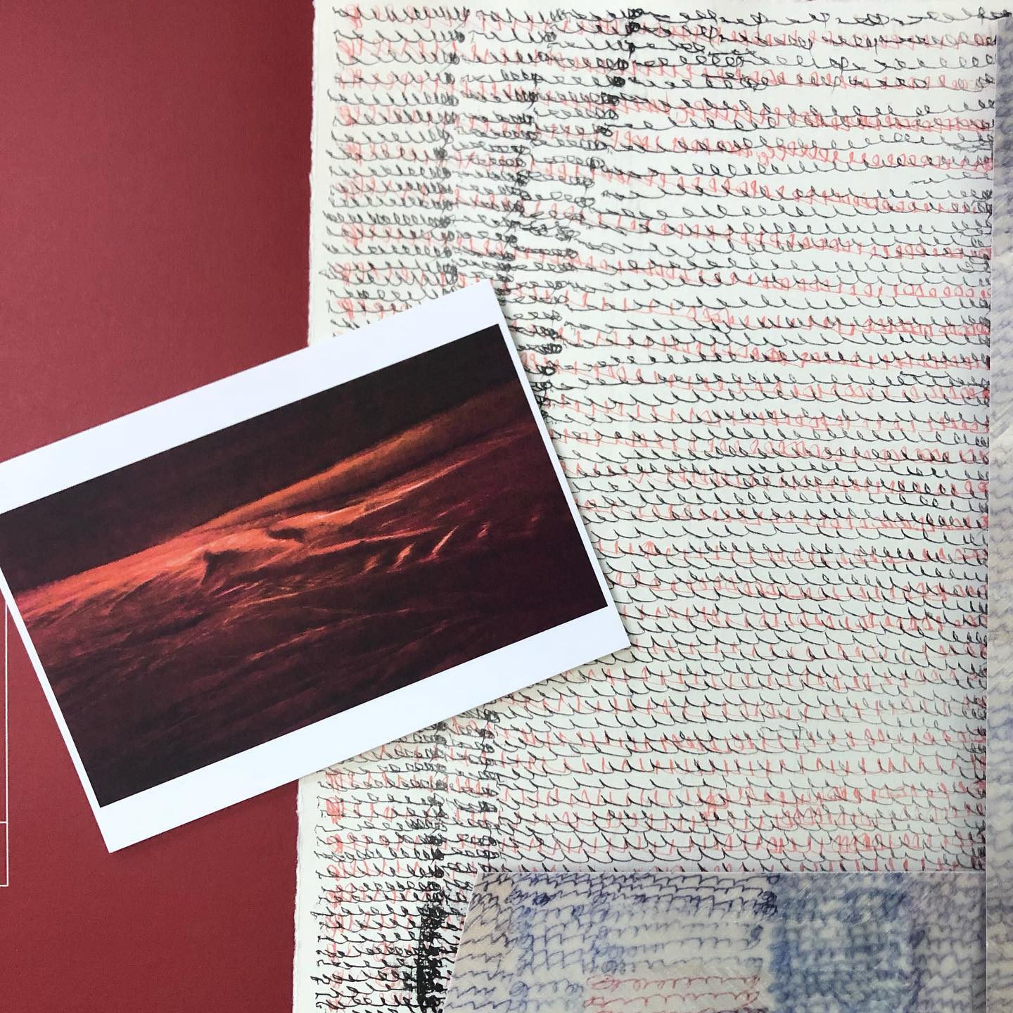 Rep je naar de festivalshop van Kunstenfestival Watou voor de gelimiteerde editie van Roland en mij. / Map met ‘Journaal’, Roland Deketelaere, prontoplate, 2022, eigenhandig gedrukt op Zerkall 340 gr. op de persen van het kunstenatelier Studio Artîlerie & ‘Rood’, Tomas Bachot, video still gedrukt op postkaart, ‘Stylo’s, Golven en de E19', de tweede brief aan Roland Deketelaere / 45 €, oplage van 40