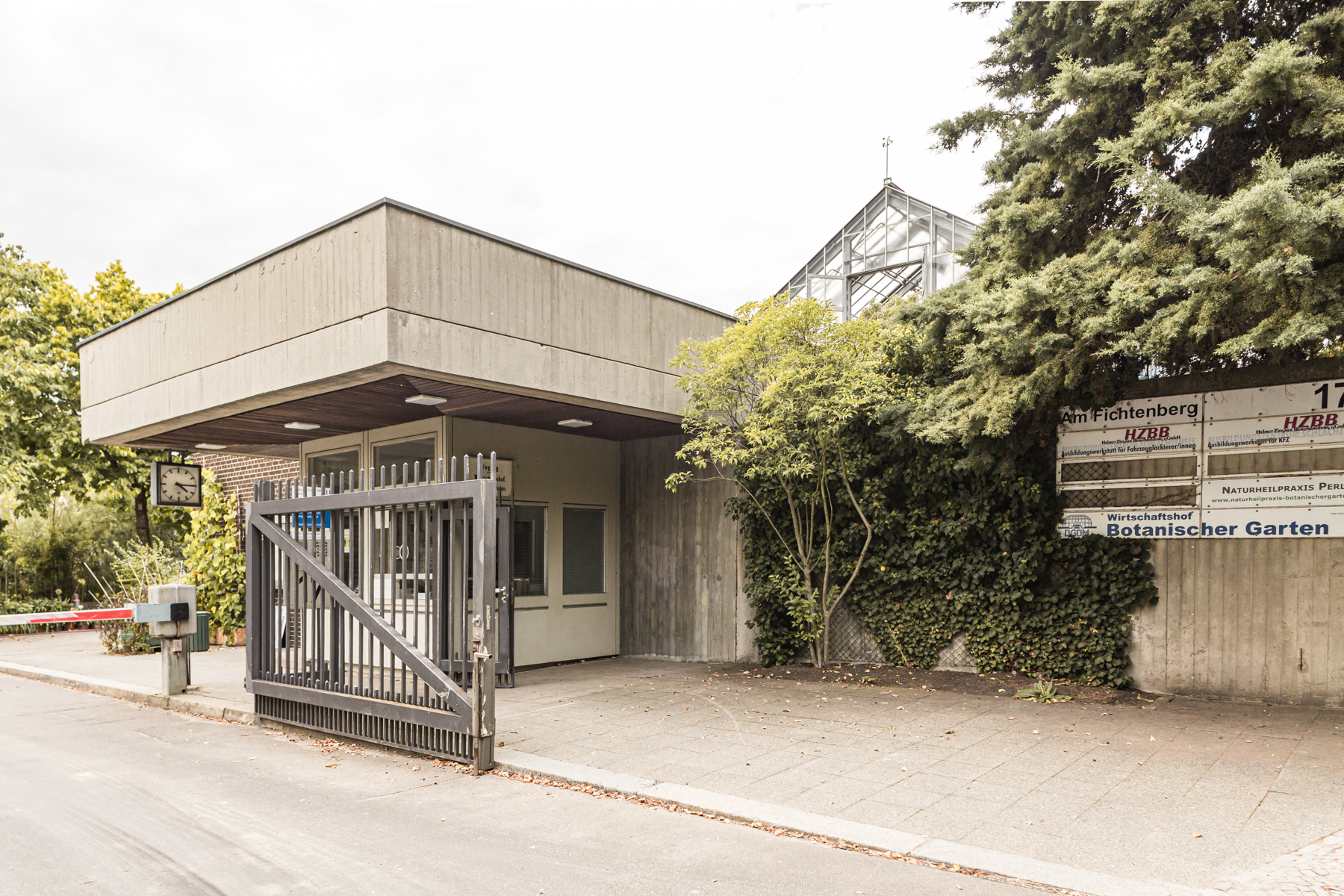 Entrance gate at the Berlin Botanical Garden and Botanical Museum, Dahlem. Photograph: Laura Fiorio, 2021.