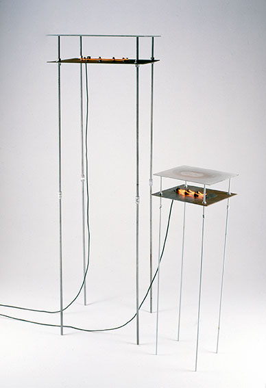 1991   I   sem título   I   ferro, parafina, resistência elétrica e vidro   I   200 x 110 x 70 cm