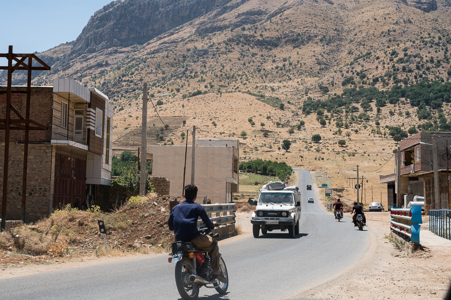 R&eacute;gion de Hewraman, Kurdistan e rojhelat (Iran), &eacute;t&eacute; 2019. Sur la route, les kasibkars foncent &agrave; toute allure pour &eacute;viter les contr&ocirc;les et d&eacute;charger leur marchandise au plus vite.