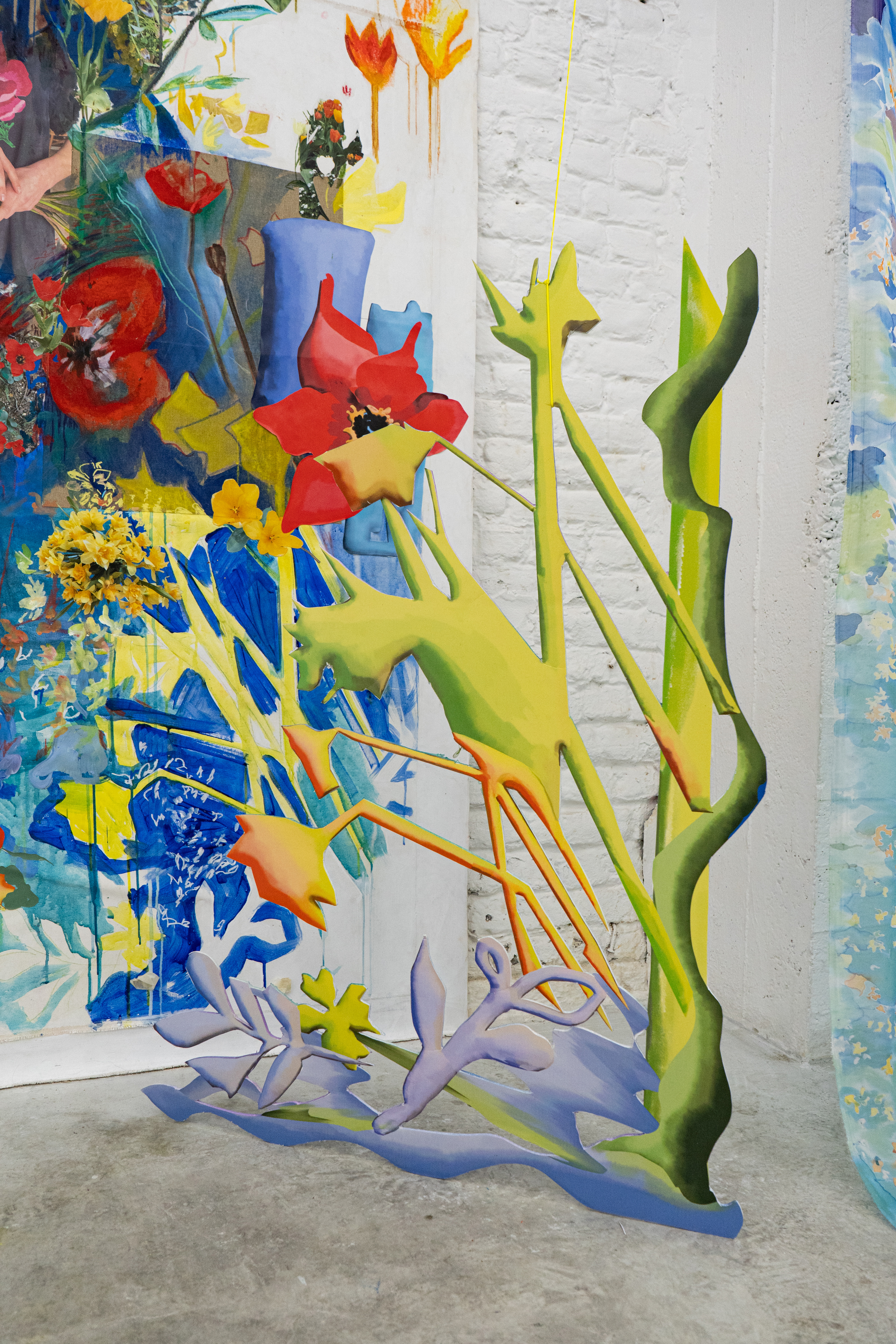 Gerbes florales, techniques mixtes, installation 2023, lieu Triphasé Bruxelles , Photographie par Harold Lechien