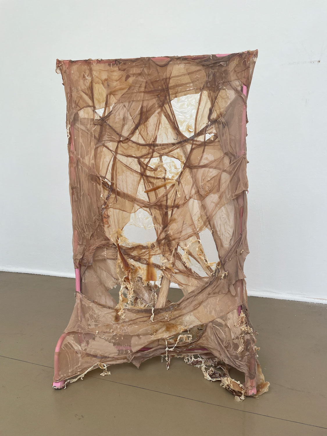 „07.03.2023“ - Acrylfarbe auf Metall, Nylon, Naturlatex - 90 x 45 x 135 cm - 2023