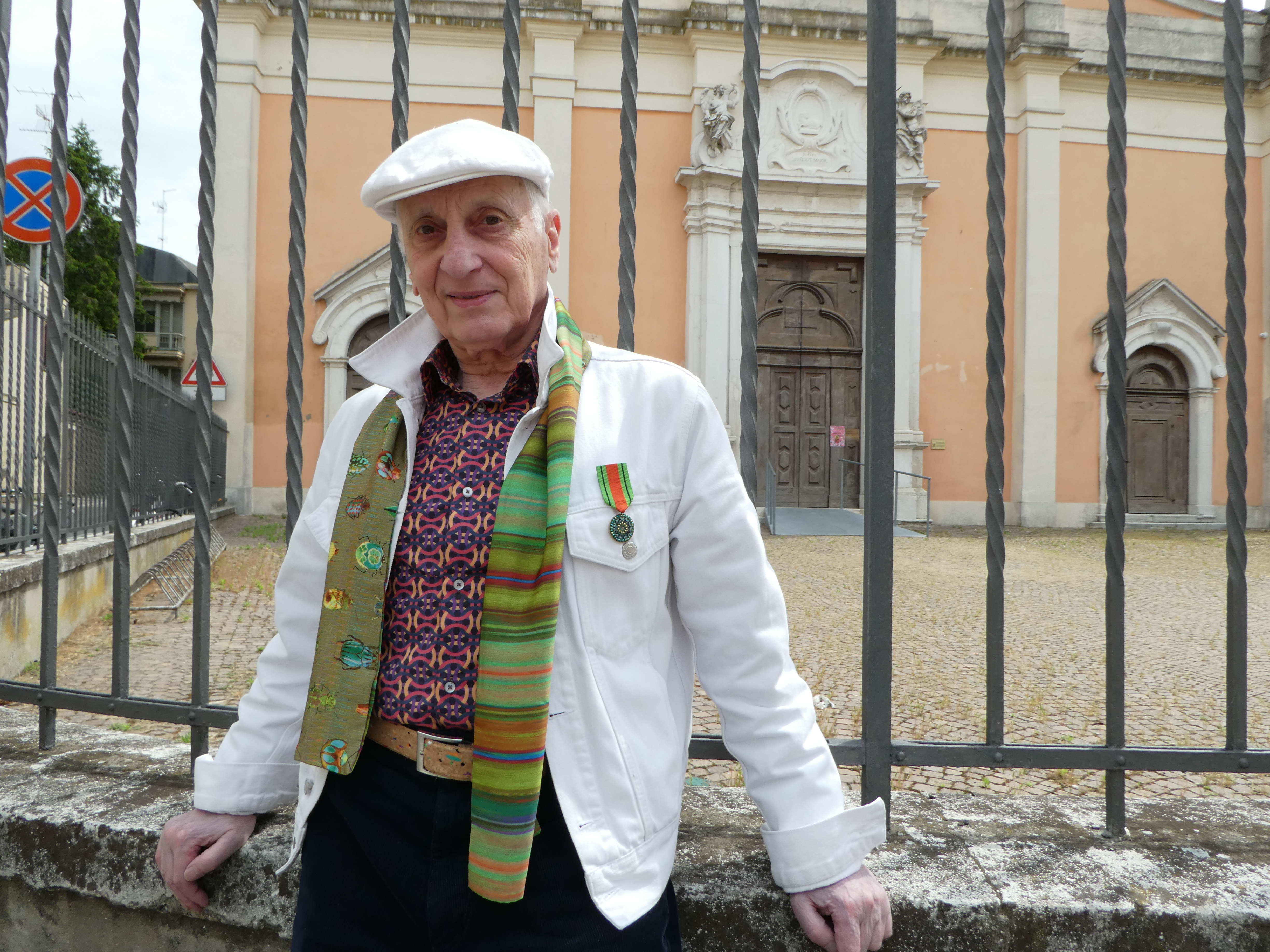 Michel Ocelot insignito con la Medaglia al Valore donata dall'artista mosaicista Dusciana Bravura