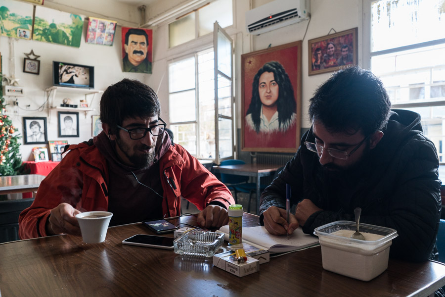 Pr&eacute;paration d'un spectacle de Kurte-sano, th&eacute;&acirc;tre populaire de Diyarbakir. Dogan (&agrave; gauche) : "Je m&rsquo;appelle Dogan. Je suis journaliste &agrave; l'agence DIHA (interdite par l'&eacute;tat turc dans la vague de r&eacute;pression ayant suivi la tentative de coup d'&eacute;tat de juillet 2016). J&rsquo;ai aussi travaill&eacute; pour Azadiya Welat. Suite &agrave; la r&eacute;pression en Turquie j&rsquo;ai d&ucirc; fuir. L'&eacute;tat turc a ouvert 27 proc&egrave;s &agrave; mon encontre. Au total, j'ai &eacute;t&eacute; condamn&eacute; &agrave; 40 ans de prison. Je n&rsquo;avais pas d&rsquo;autre choix. Il y a un massacre au Kurdistan, on ne peut pas se taire. Je suis aussi mari&eacute;. Une fois en France, je veux reprendre mes &eacute;tudes et commenc&eacute; &agrave; travailler. "