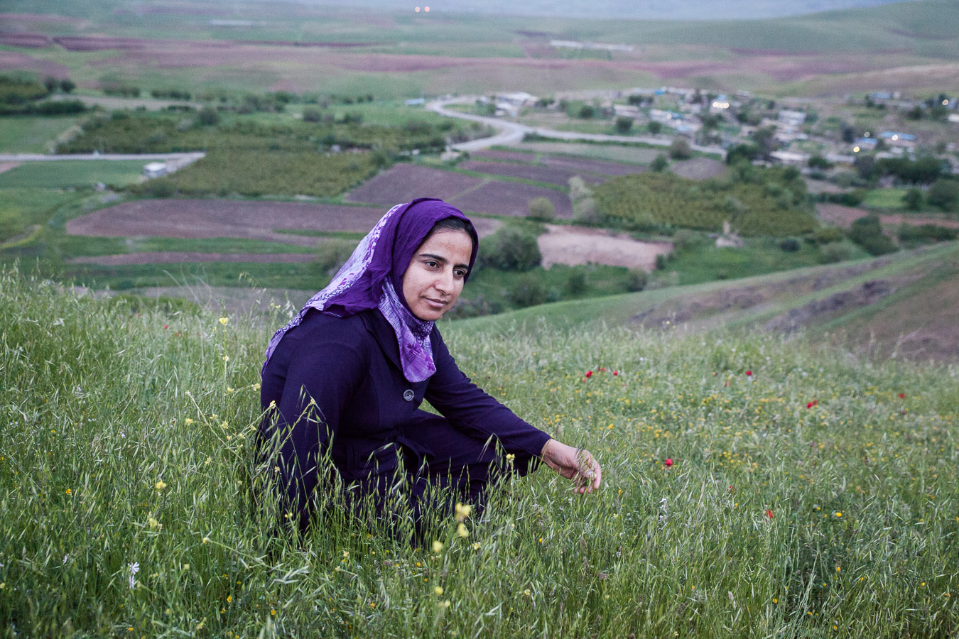 Montagnes autour de Halabja. Kelsoum est journaliste pour Newroz TV, o&ugrave; elle anime une &eacute;mission hebdomadaire, et professeur en primaire. Elle a perdu plusieurs membres de sa famille lors du massacre d'Halabja. Elle m&ecirc;me a pu fuir avec sa m&egrave;re et des fr&egrave;res et soeurs. En contrebas, son village natal...