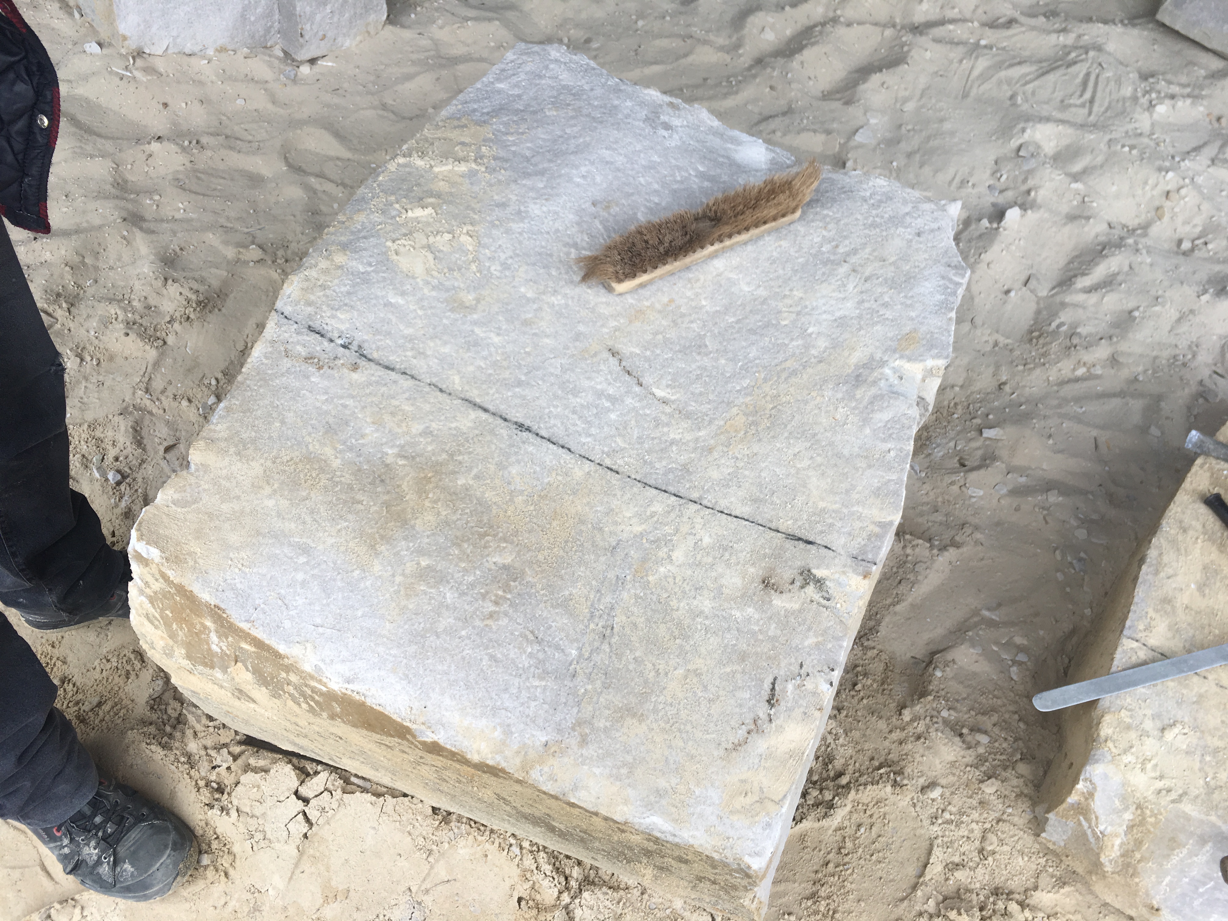 Avant la phase de débitage , la pierre est marquée à l'ardoise