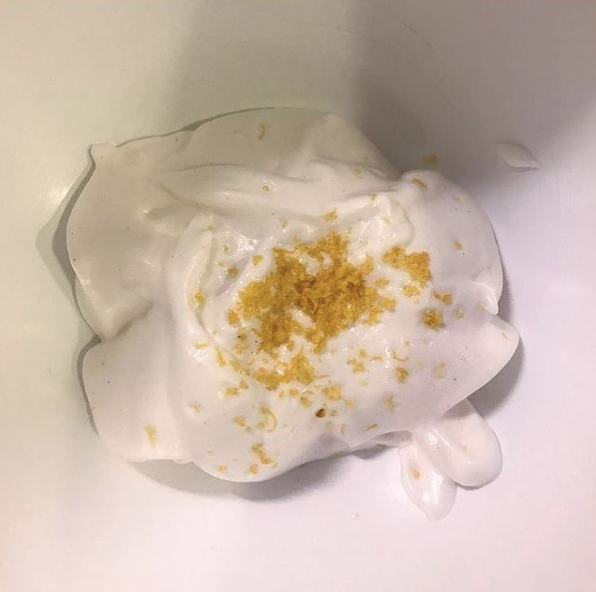 Gyngestol og sportsshorts