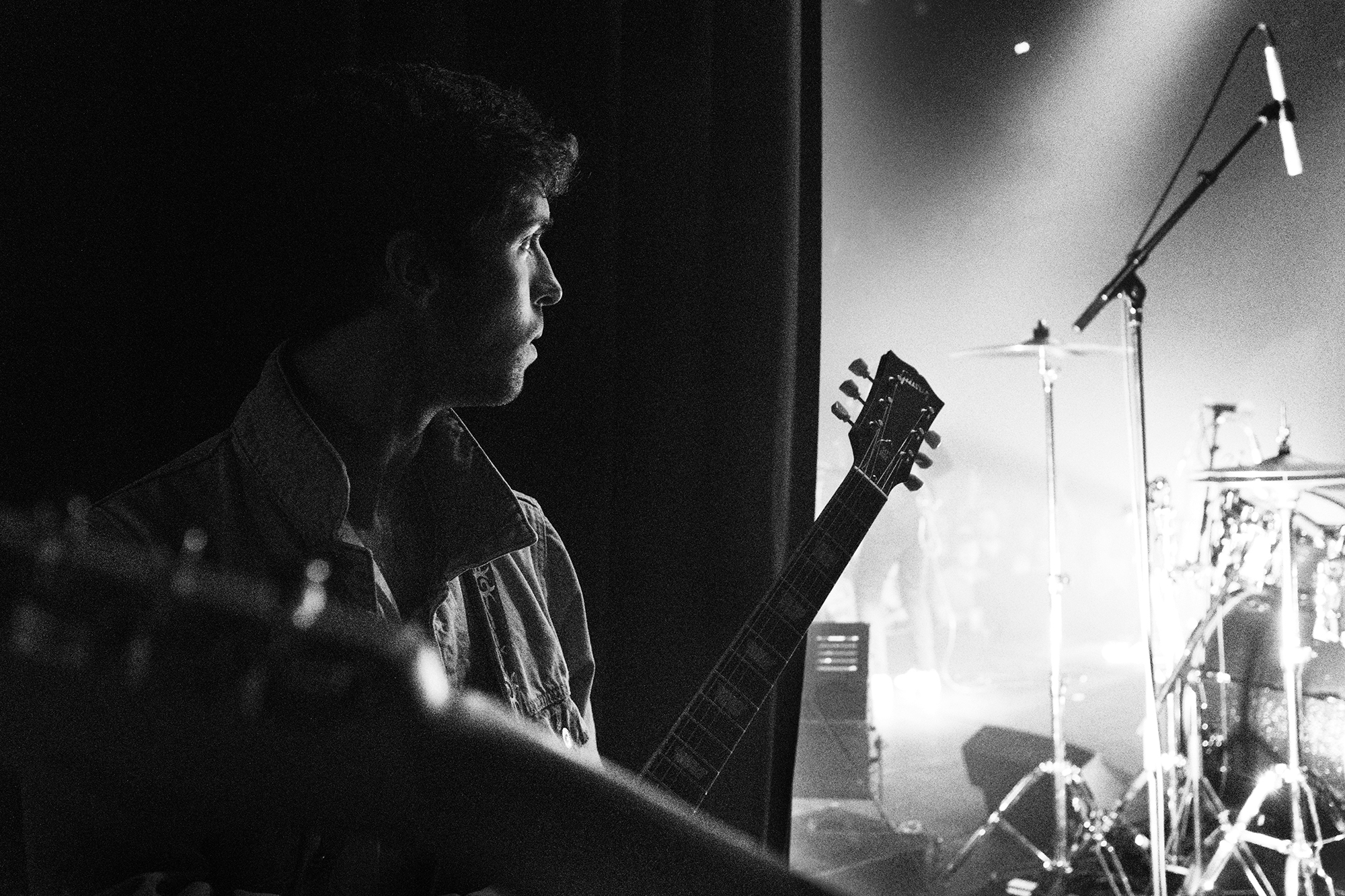 Philippe Sarfati-live-music-photography-photographer-street-documentary-stage-bataclan-before-concert-guitar-drums-singer-waiting-spreaders-black and white