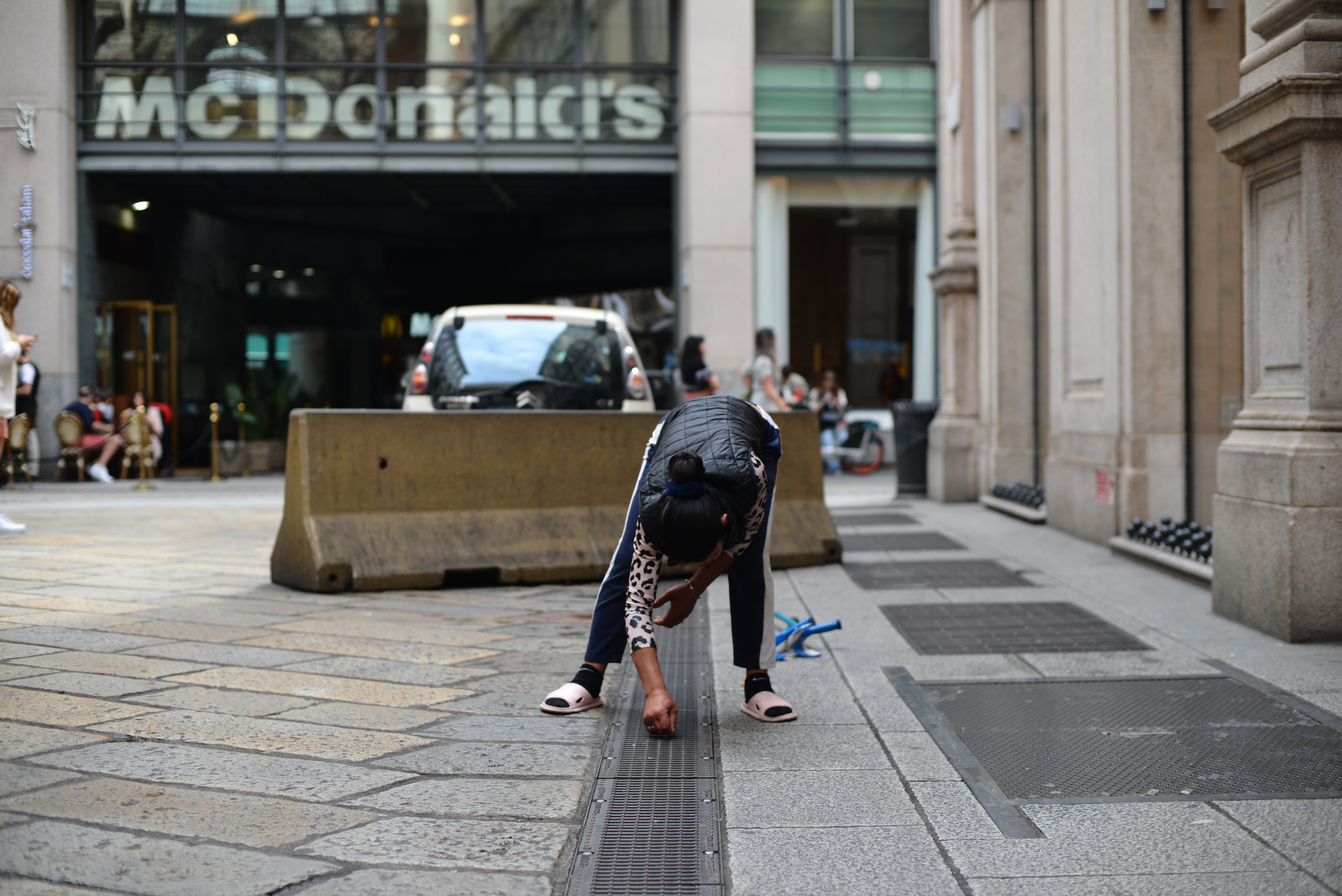 Signora perde le chiavi nella grata