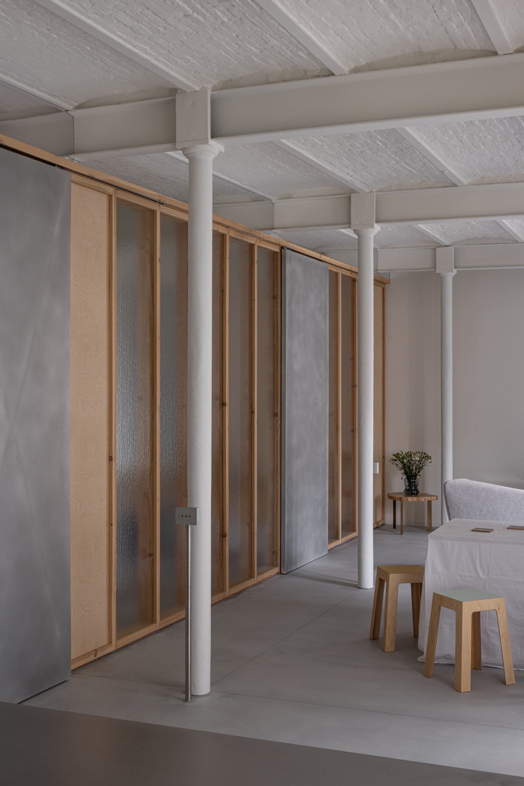  Wand in Hout, Glas en Aluminium ism atelier oom - ontwerp poesenvanhielarchitects - foto's tvdvphotography