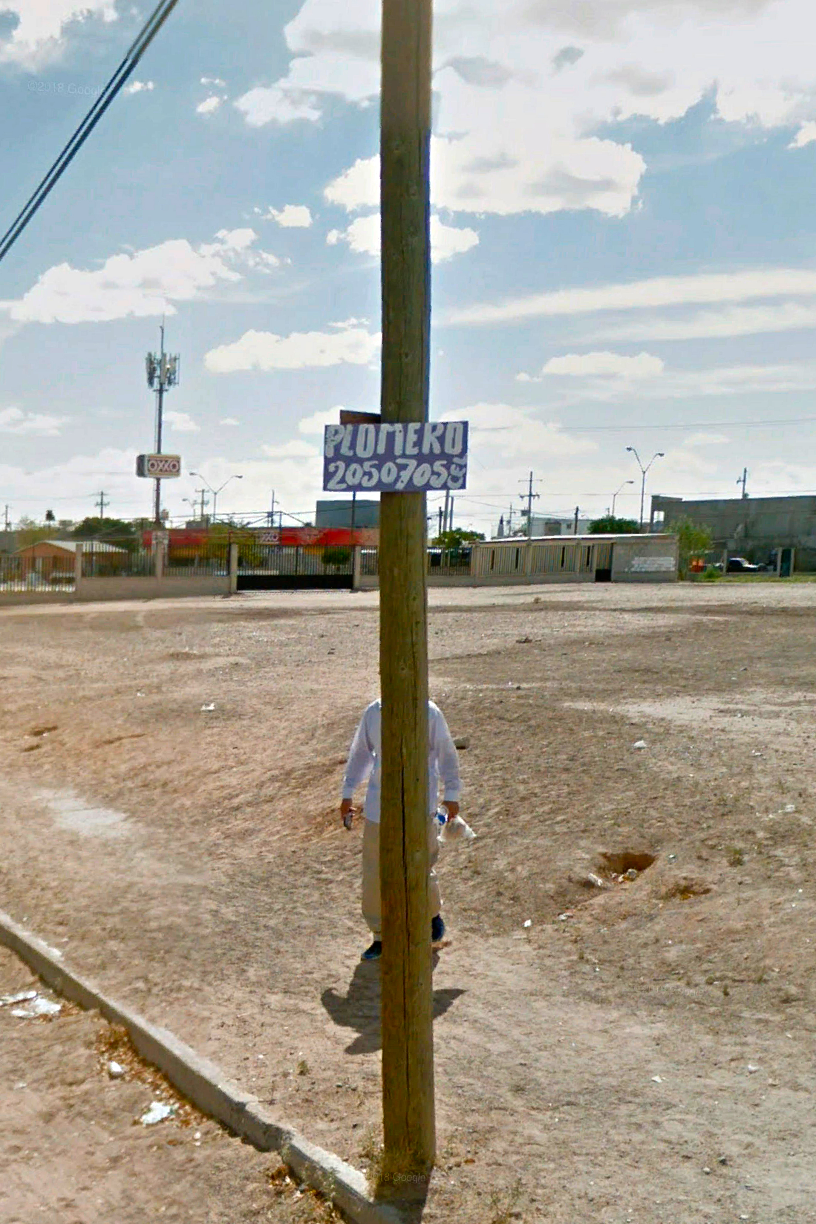Paseo de las palomas. Hay muchos lotes baldíos en la ciudad. Es común encontrar personas atravesándolos para llegar a sus destinos. La movilidad en la ciudad es limitada, si no tienes coche te enfrentas a un transporte público deficiente.