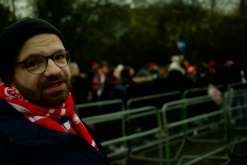 Siegessicher l&auml;uft Patrick zum Stadion