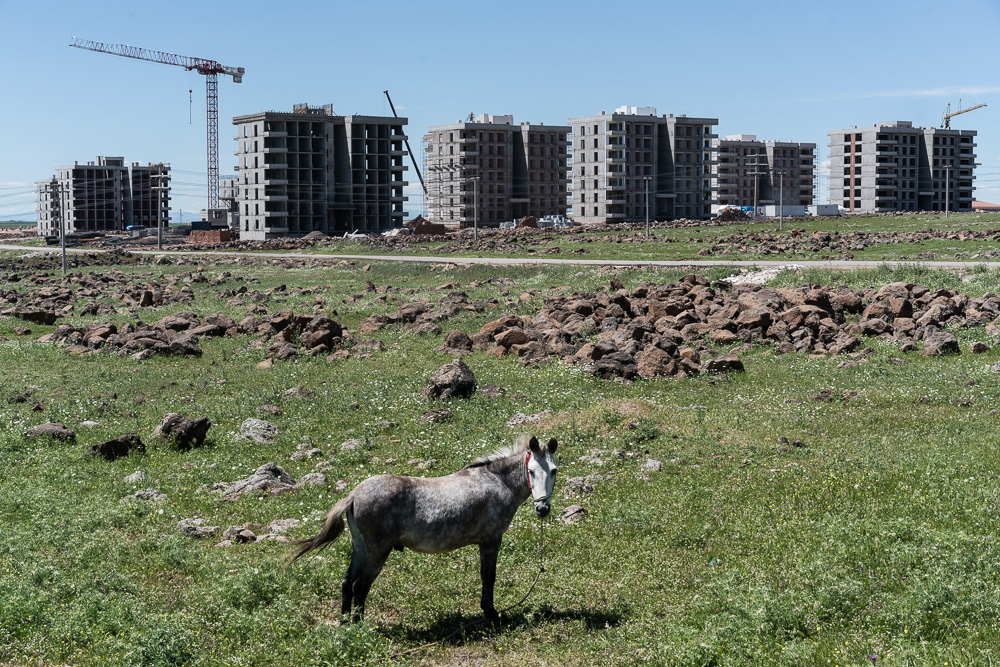 Diyarbakir, quartier de 500 evler. Mai 2017. L'&eacute;tat turc veut reloger les habitants de Sur dans des logements bon march&eacute; (TOKI) en p&eacute;riph&eacute;rie de la ville, &agrave; pr&egrave;s d'une heure de leur quartier d'origine. Les communaut&eacute;s de voisinage sont &eacute;clat&eacute;es. De plus, les habitants sont encourag&eacute;s &agrave; s'endetter sur 20 ans pour acheter leur nouveau logement.