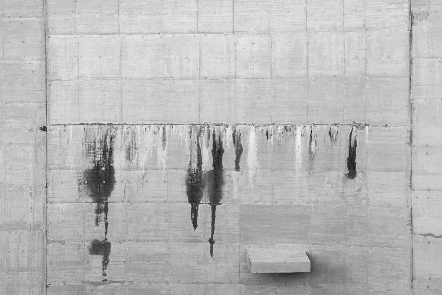 carina martins, hub-structures - streak moisture in a wall of a dam