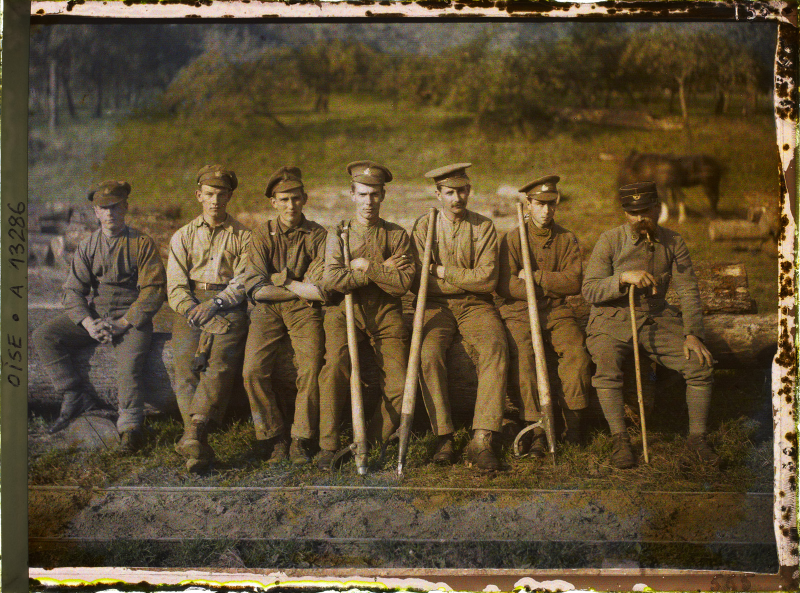 © Musée départemental Albert-KahnFernand CUVILLE, France, Quesmy, Groupe de forestiers Canadiens, 30 septembre 1917