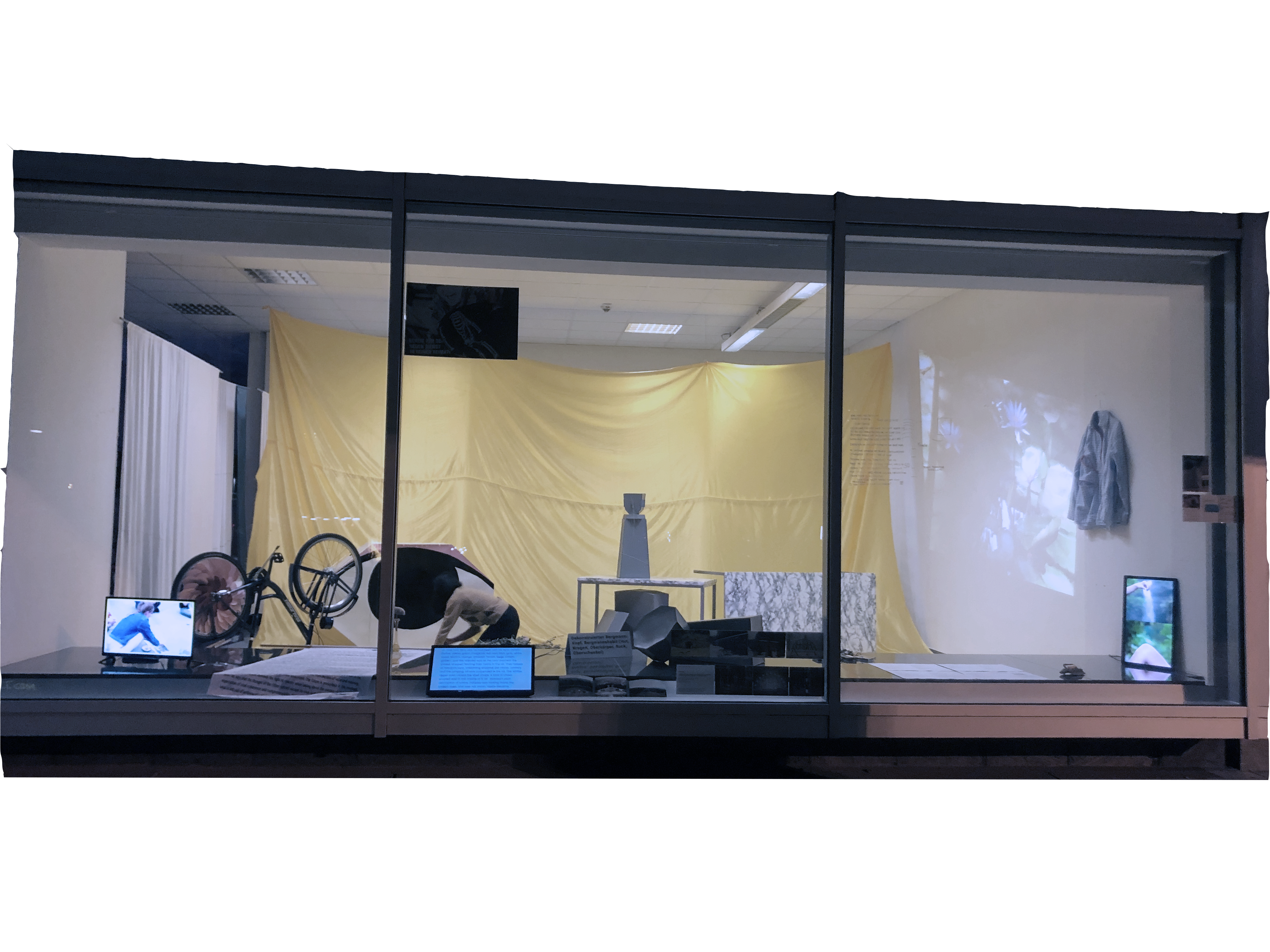 Vitrine exhibition is open until October 25, 2020.