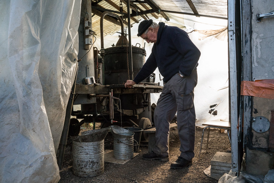 La distillation prend environ 2h. Quand l'air commence &agrave; sentir le fruit, il faut surveiller l'alcool qui commence &agrave; s'&eacute;couler du serpentin de l'alambic.