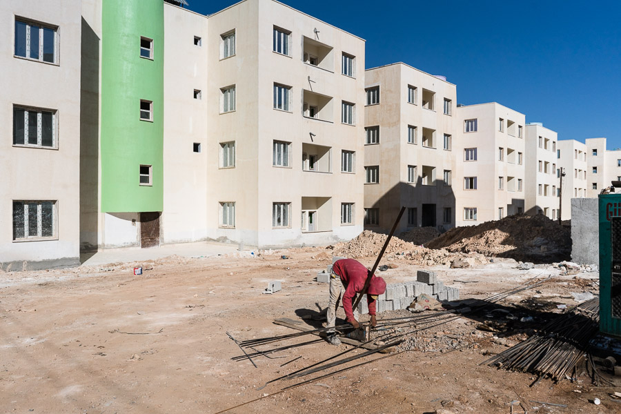 Koban&ecirc;, avril 2018. Ces immeubles en reconstruction sont destin&eacute;s aux familles ayant perdu leur logement dans les combats, notamment celles du quartier devenu "mus&eacute;e de la r&eacute;sistance".