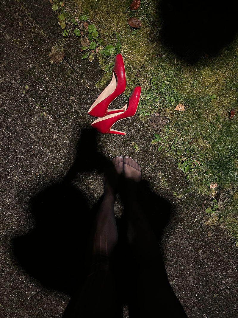 Barfuss statt in High Heels – wenn der Schmerz stärker ist als der Stil