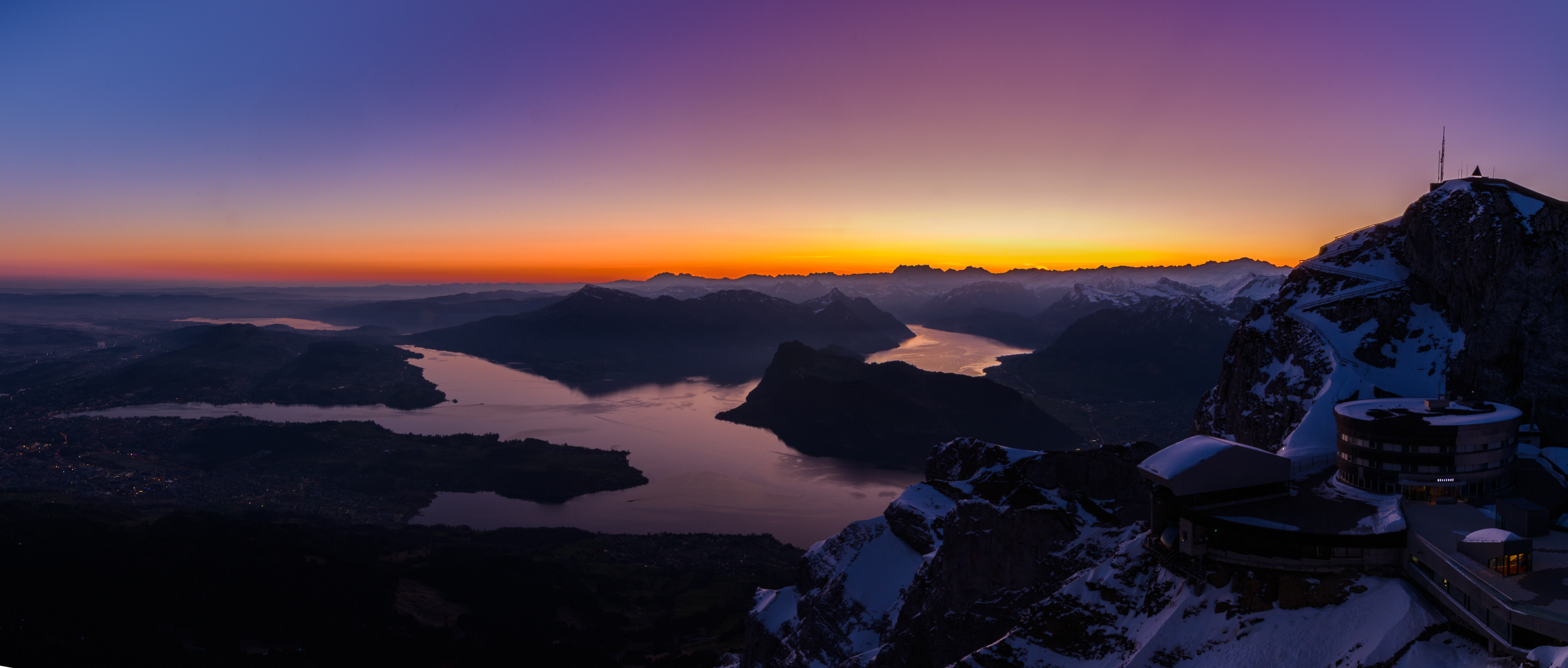 Vue du lac des quatre cantons. Levé de soleil.