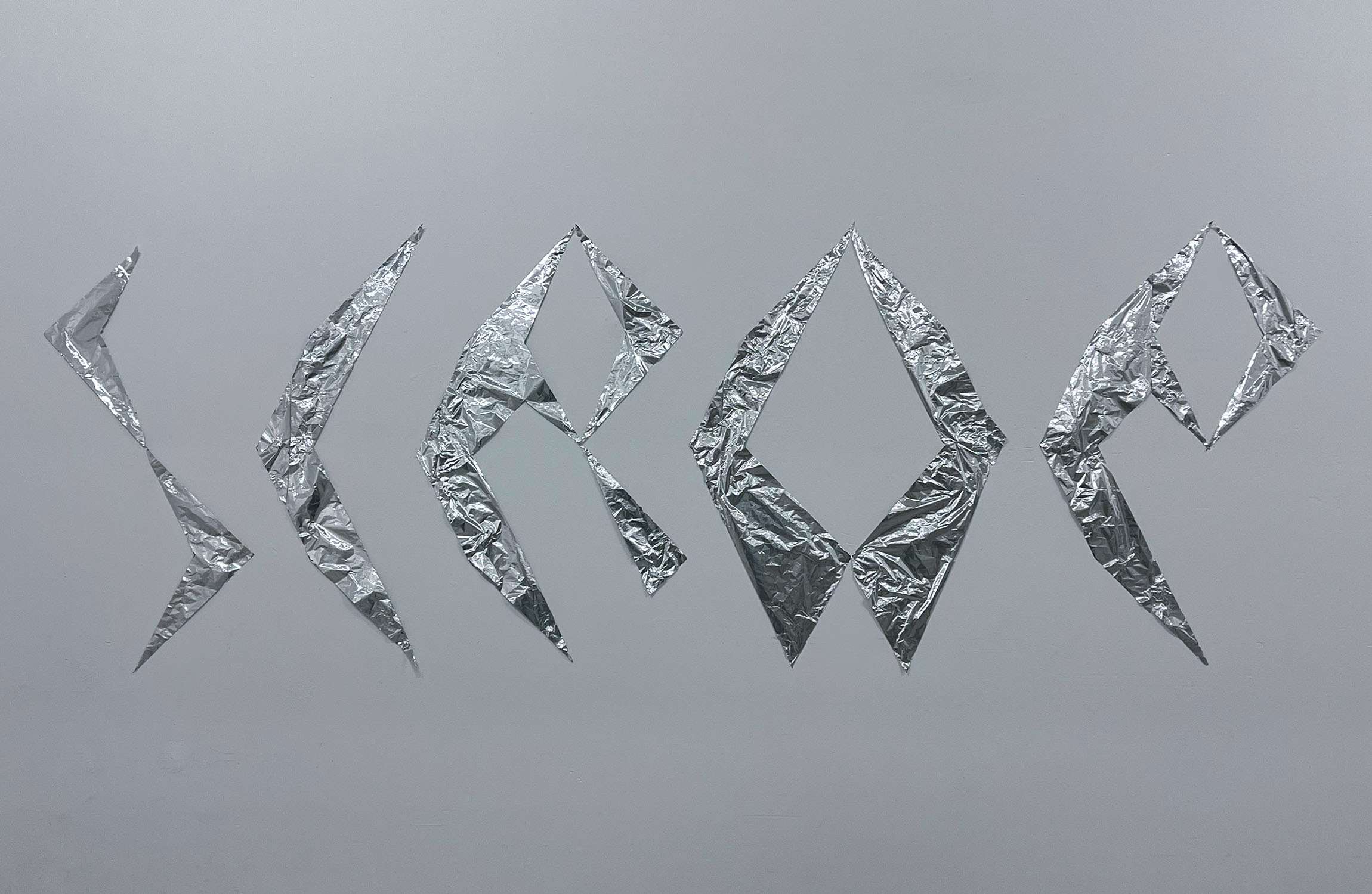 Scrap mit Rasterschrift an der Wand mit Alufolie geschrieben