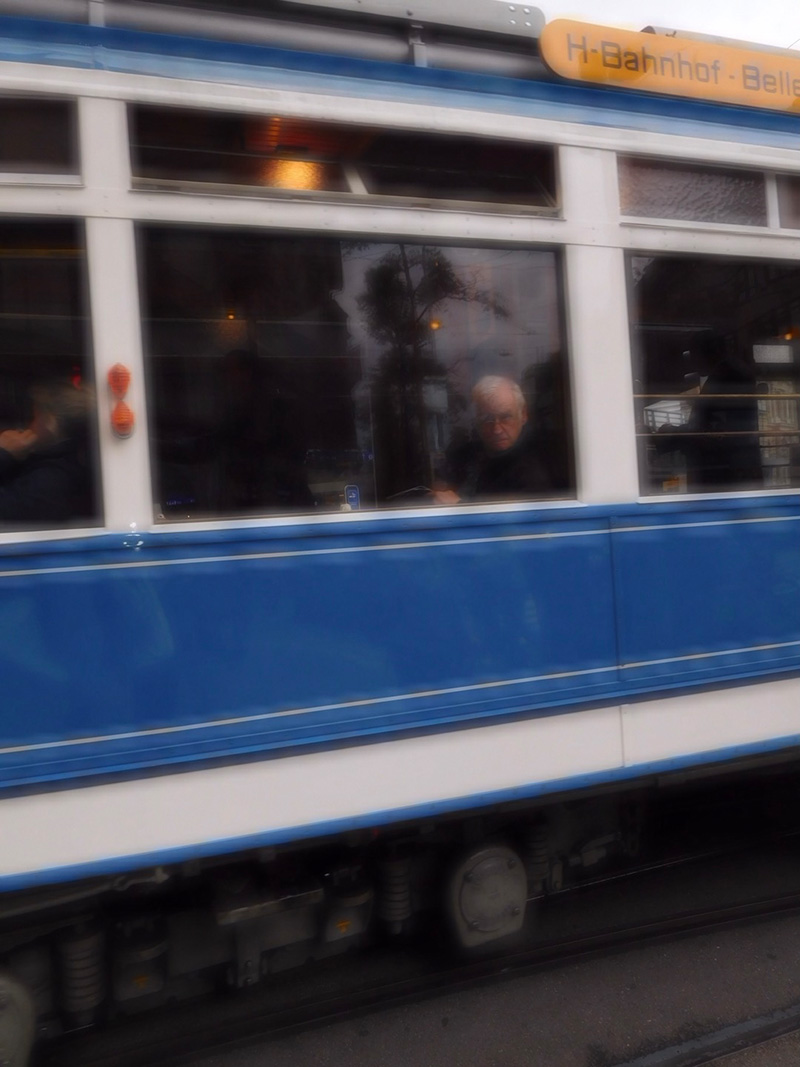 &bdquo;N&auml;chster Halt: Bahnhofstrasse.&ldquo; Hektik.  Der Mann setzt sich hin und h&auml;lt inne.
