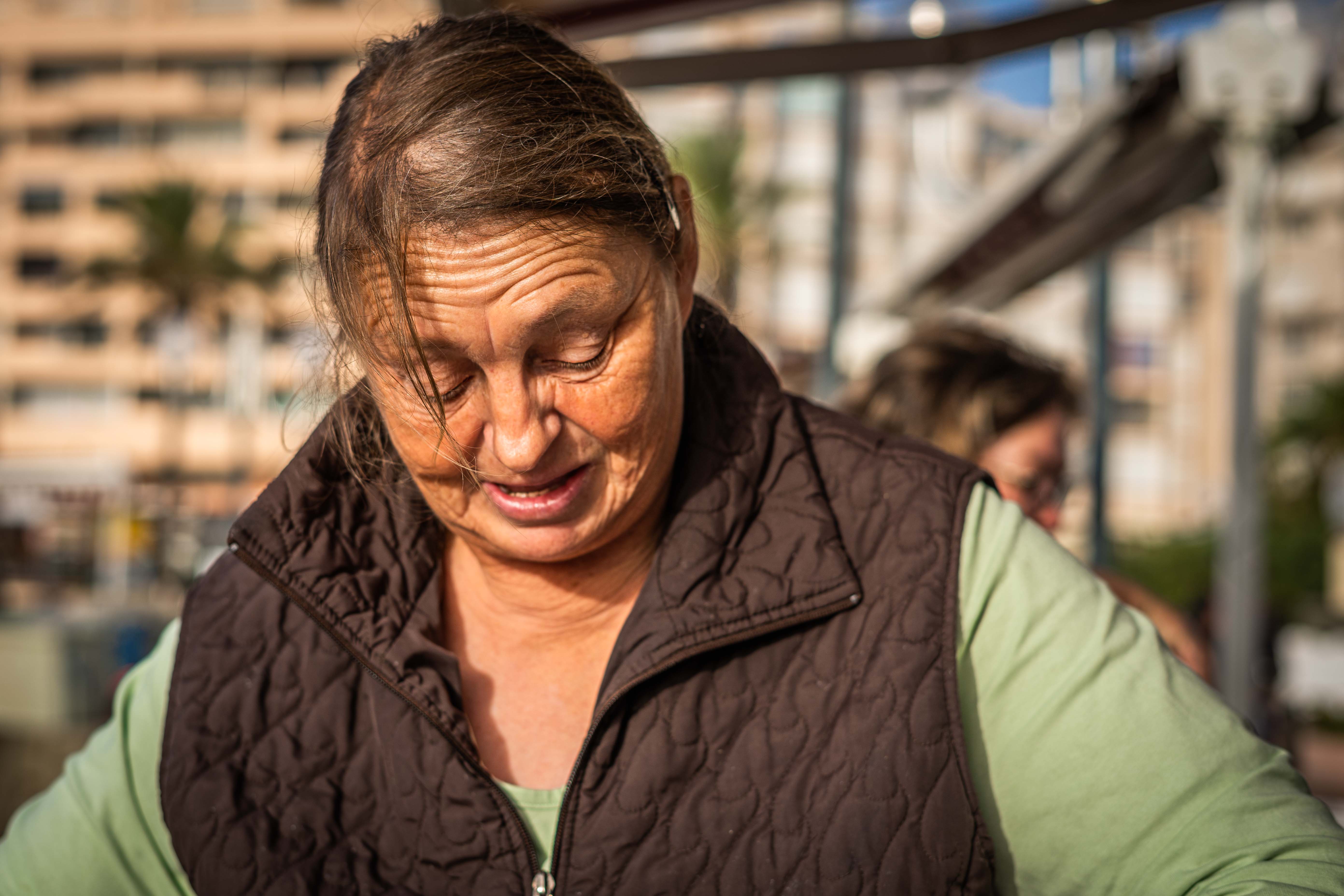 Cathy travaillait dans une coopérative de poisson avant. Quand elle a perdu son travail, elle a trouvé celui de vendeuse. C’est elle qui, chaque jour, installe l’étal et prépare les poissons pour les clients. 