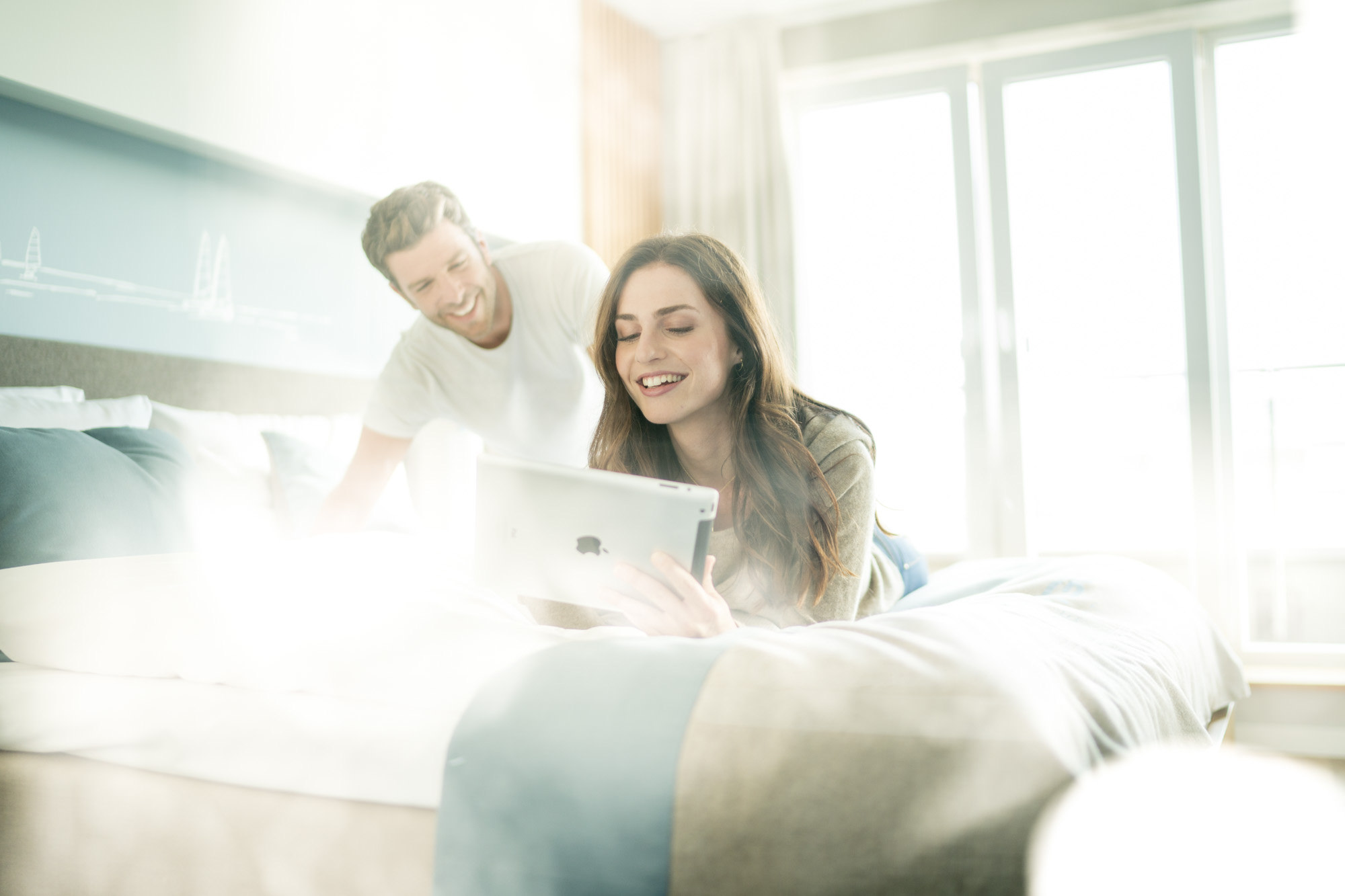 Ein junges Pärchen im Hotelzimmer des Strandgut Hotes in Sankt Peter Ording.