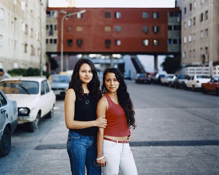 Zona Sur Barrio piedra buena, Buenos Aires. 2000 – 2010. Jarinka y su hermana, 2006 Edition: 3 numbered copies + 2 AP Inkjet print pigmentaries Fine Art 100 x 120