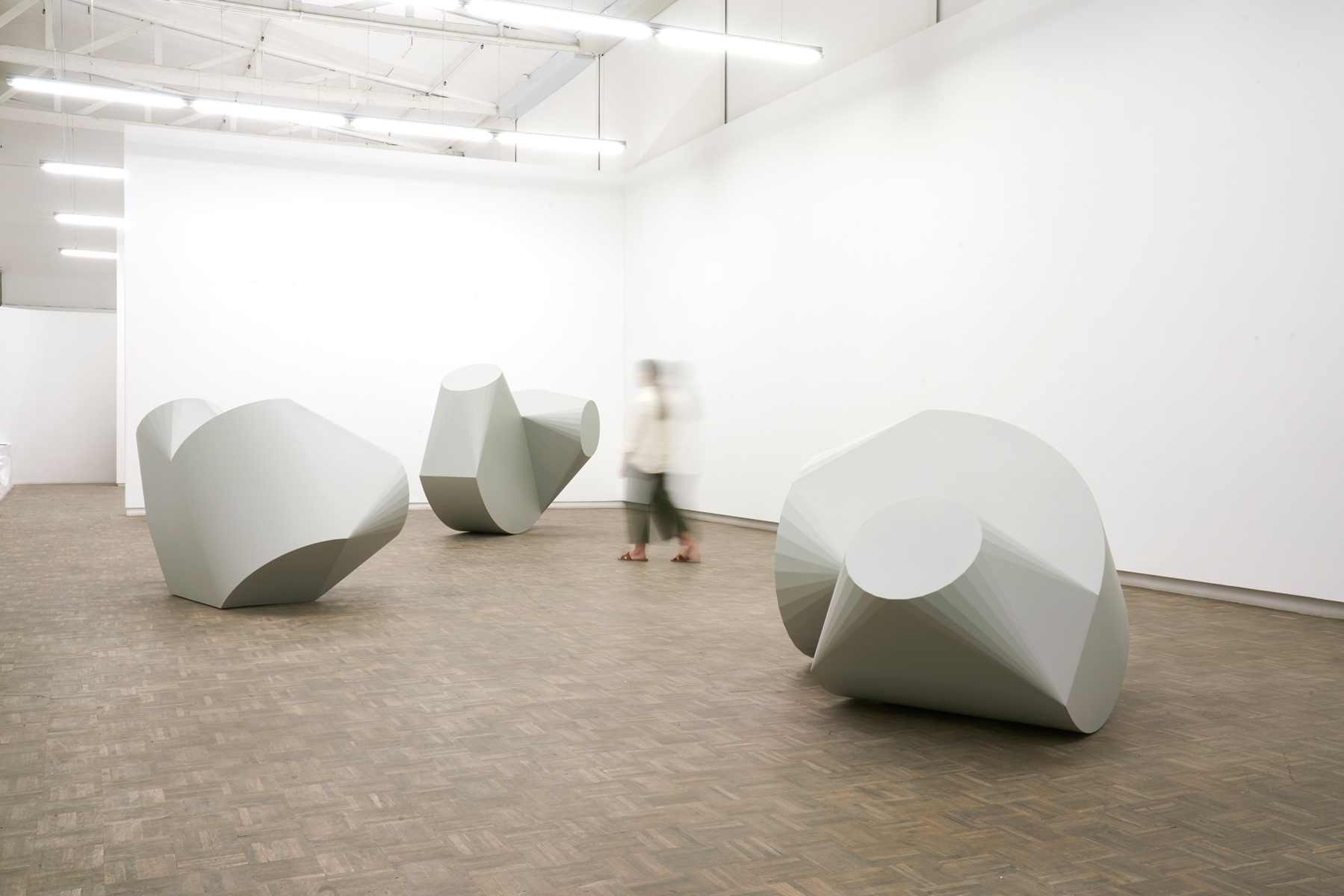 Kyle Morland, variations on a lofted bend (2021) | Installation view, blank projects
