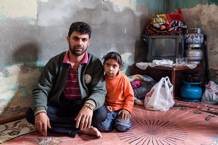 Istanbul, Turquie. R&eacute;fugi&eacute;s kurdes de Syrie. Abdelrahman &eacute;tait fermier dans la r&eacute;gion d'Afrin.Il a fui avec sa famille il y a 6 mois et rejoint Istanbul. Aujourd'hi il vit dans cette maison abandonn&eacute;e, s&eacute;par&eacute;e de la rue par un simple drap, et autrefois pleine d'ordures. Cela fait plusieurs mois qu'il travaille sans &ecirc;tre pay&eacute;, car ses employeurs le renvoient avant de lui verser son salaire. Ne parlant pas le turc, il ne peut pas se d&eacute;fendre. Seuls les aides de la communaut&eacute;s, r&eacute;fugi&eacute;s et habitatns du voisinage, lui permettent de tenir, il n'a ni amis ni proches ici.
