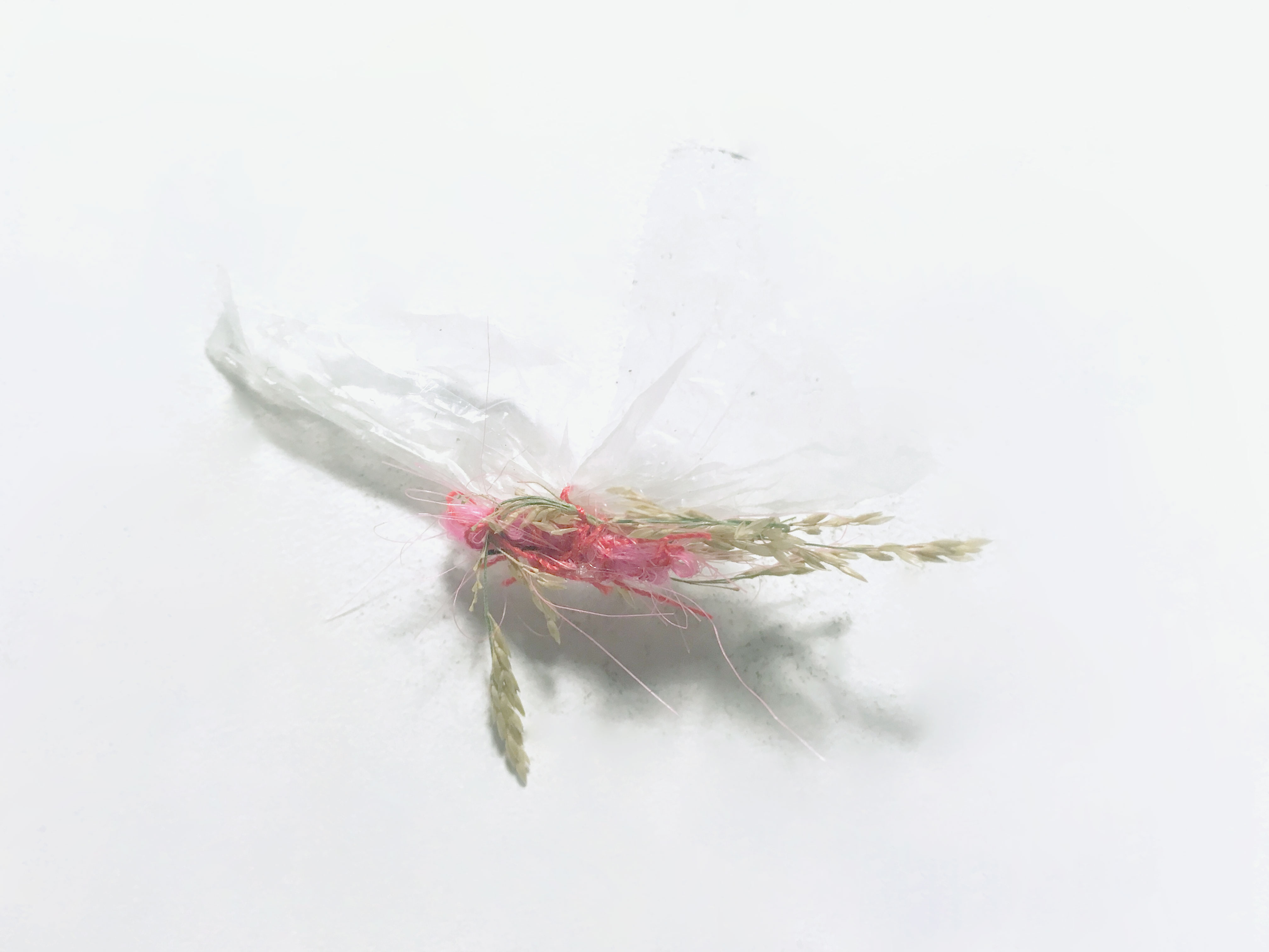 installation contemporaine insitu faite de mat&eacute;riaux recycl&eacute;s ressemblant &agrave; des insectes  par Sonia Reboul - Contemporary installation made of recycled material looking like insects 