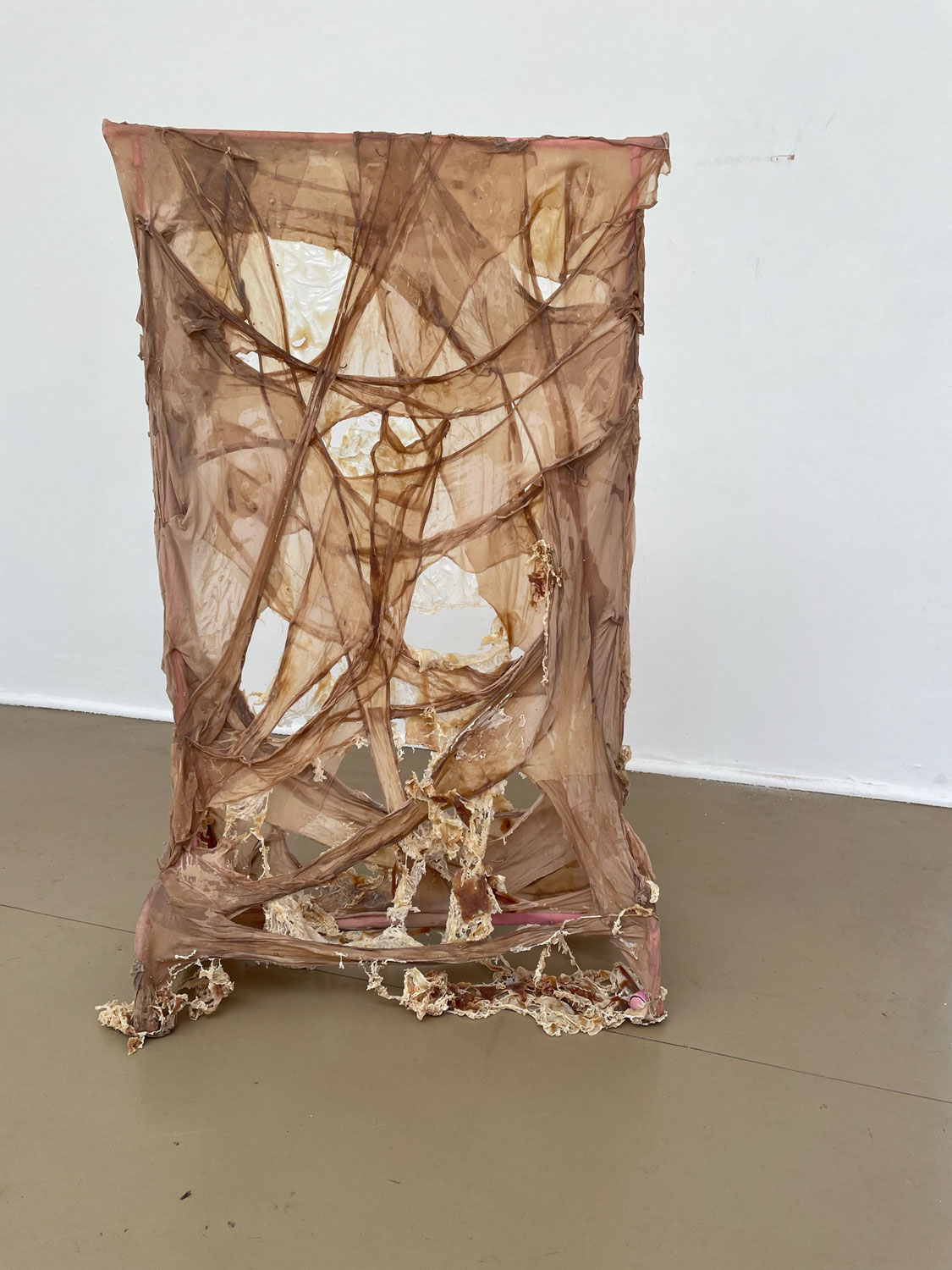 "07.03.2023" - Acrylfarbe auf Metall, Nylon, Naturlatex - 90 x 45 x 135 cm - 2023