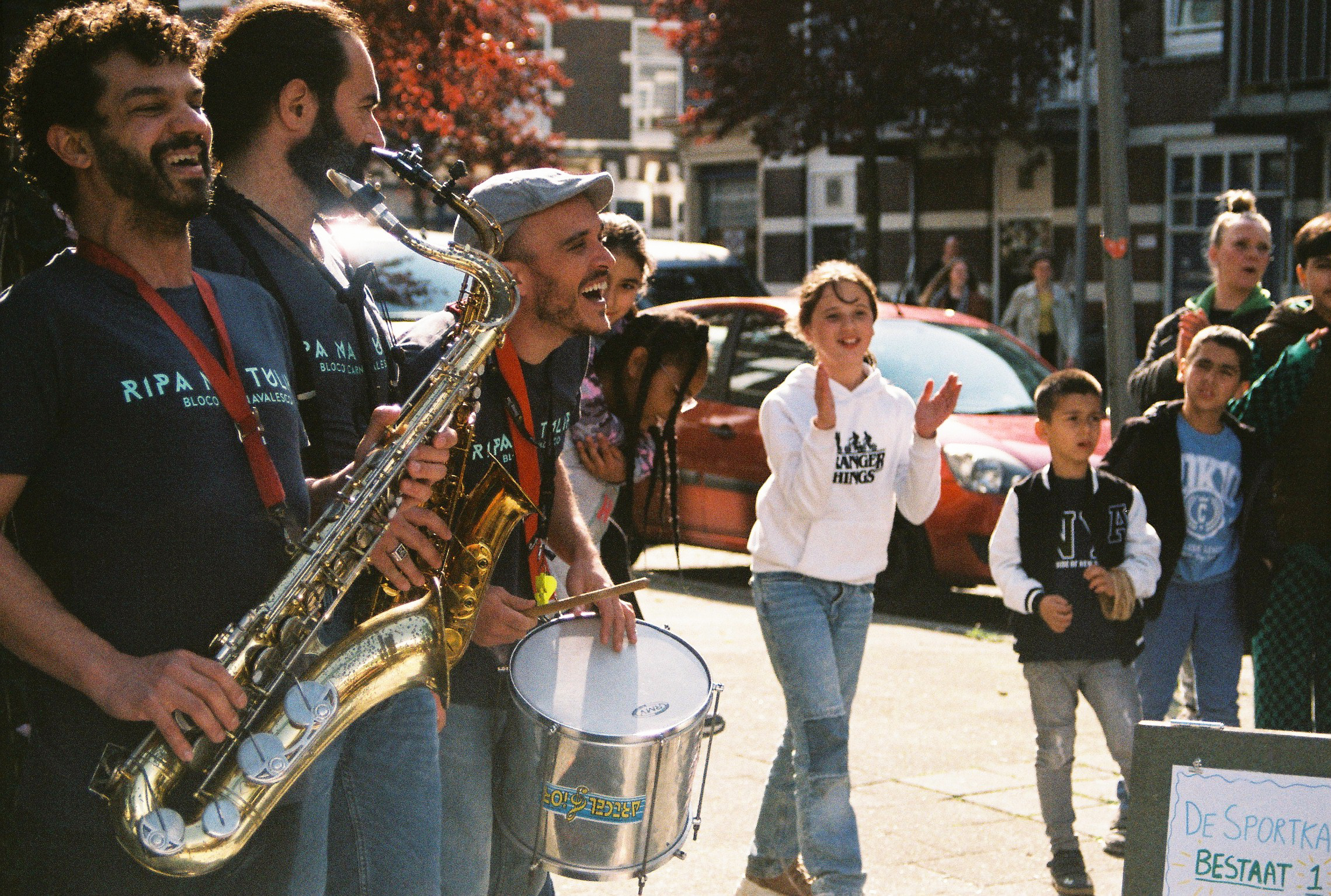 we bestaan 1 jaar: muziek!