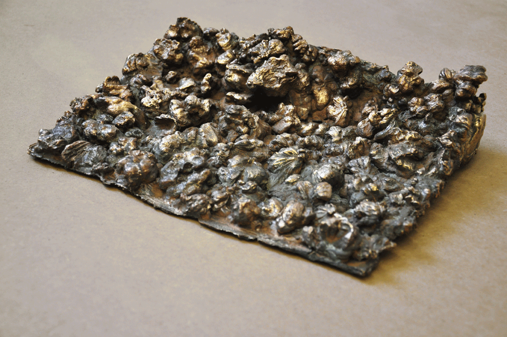 Tribüne [Eriosoma lanuginosum], 2013/ Bronze-Guss/ 8 x 35 x 23 cm 