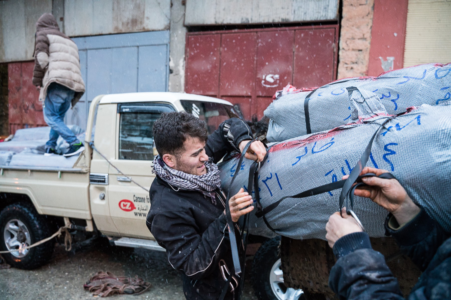 Tawela, Kurdistan, Irak, mars 2019.  C&ocirc;t&eacute; irakien, les travailleurs s'occupent du chargement des marchandises.