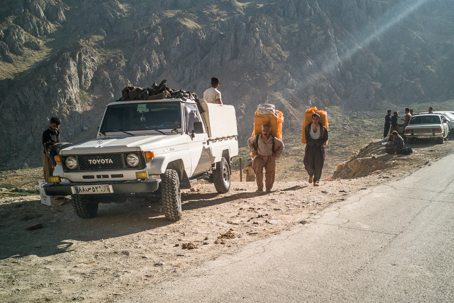 R&eacute;gion de Hewraman, Kurdistan e rojhelat (Iran), &eacute;t&eacute; 2019.  Les marchandises sont charg&eacute;es dans des pickups. Le chauffeur (kasibkar) les emm&egrave;ne &agrave; travers la montagne jusqu'&agrave; la grande ville la plus proche, Mariwan, o&ugrave; elles sont vendues au bazar ou exp&eacute;di&eacute;es plus loin encore.