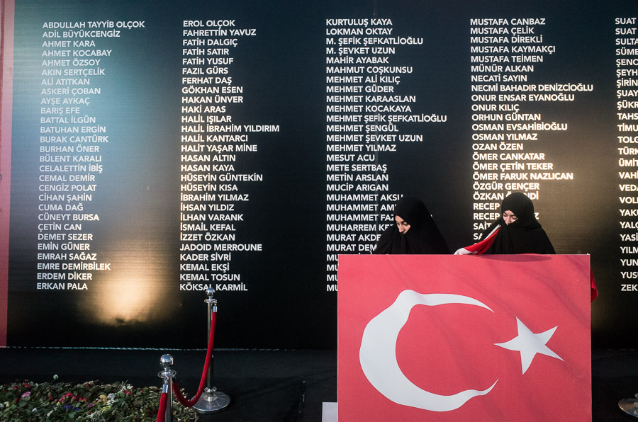 Liste des morts parmi les opposants au coup d'&eacute;tat. Certains sont morts pris dans les tirs crois&eacute;s entre putschistes et police, d'autres en marchant contre les militaires.
