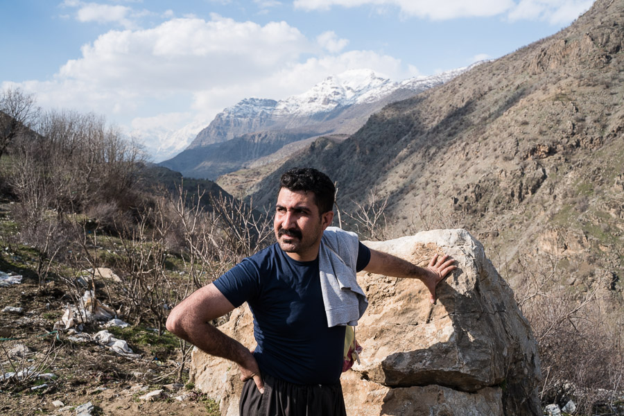 Cet homme se rend &agrave; un mariage.