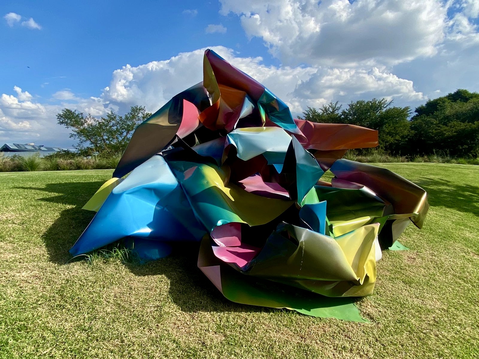 Hedwig Barry, "Crumple", 2021, aluminium and automotive paint 300 x 300 x 300 cm