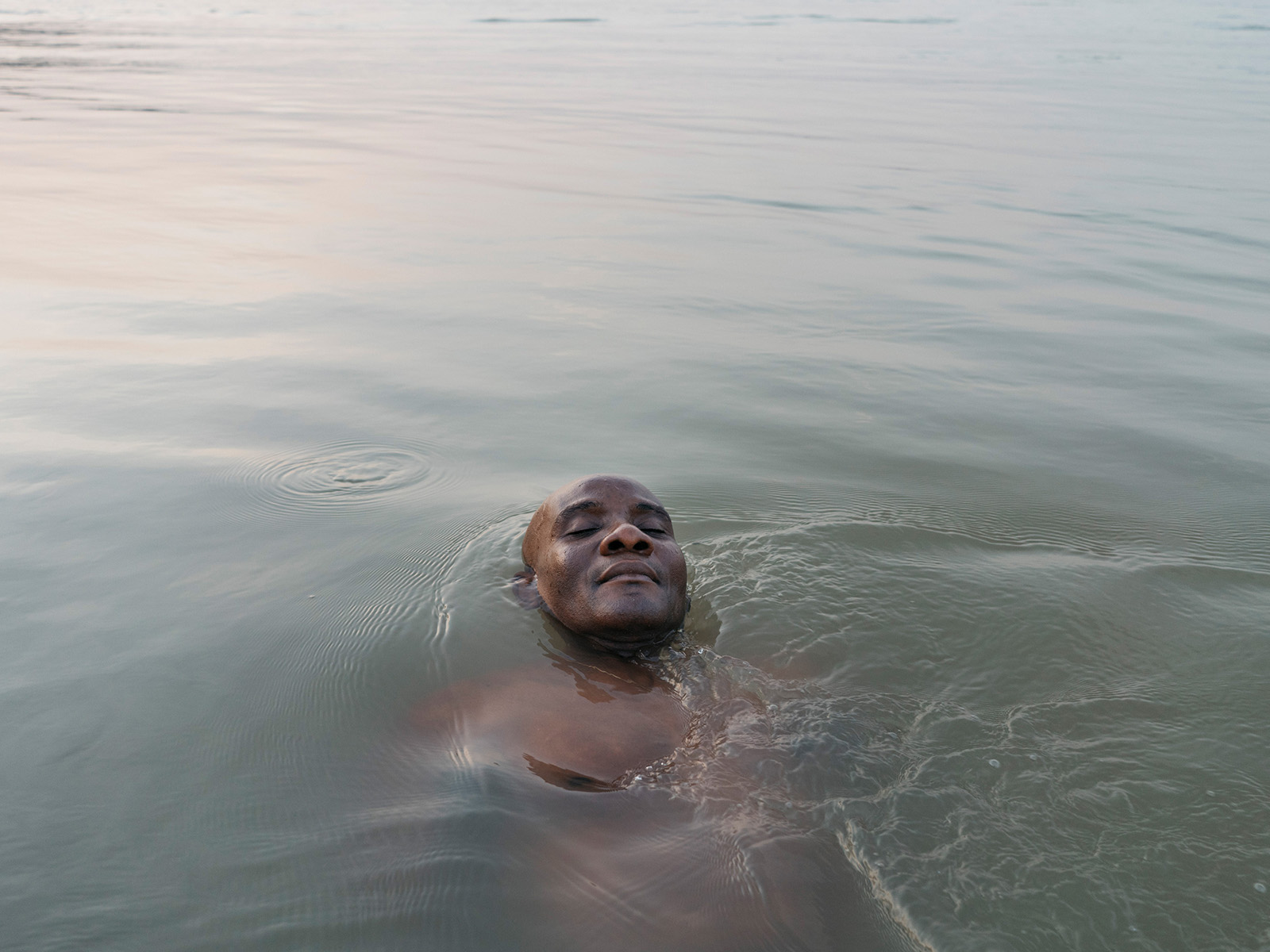 PVF 2019: Mahdollisuus / Kuva: Uwa Iduozee: Sunny Niger-joessa, Asaba, sarjasta He kävelivät vetten päällä, 2018