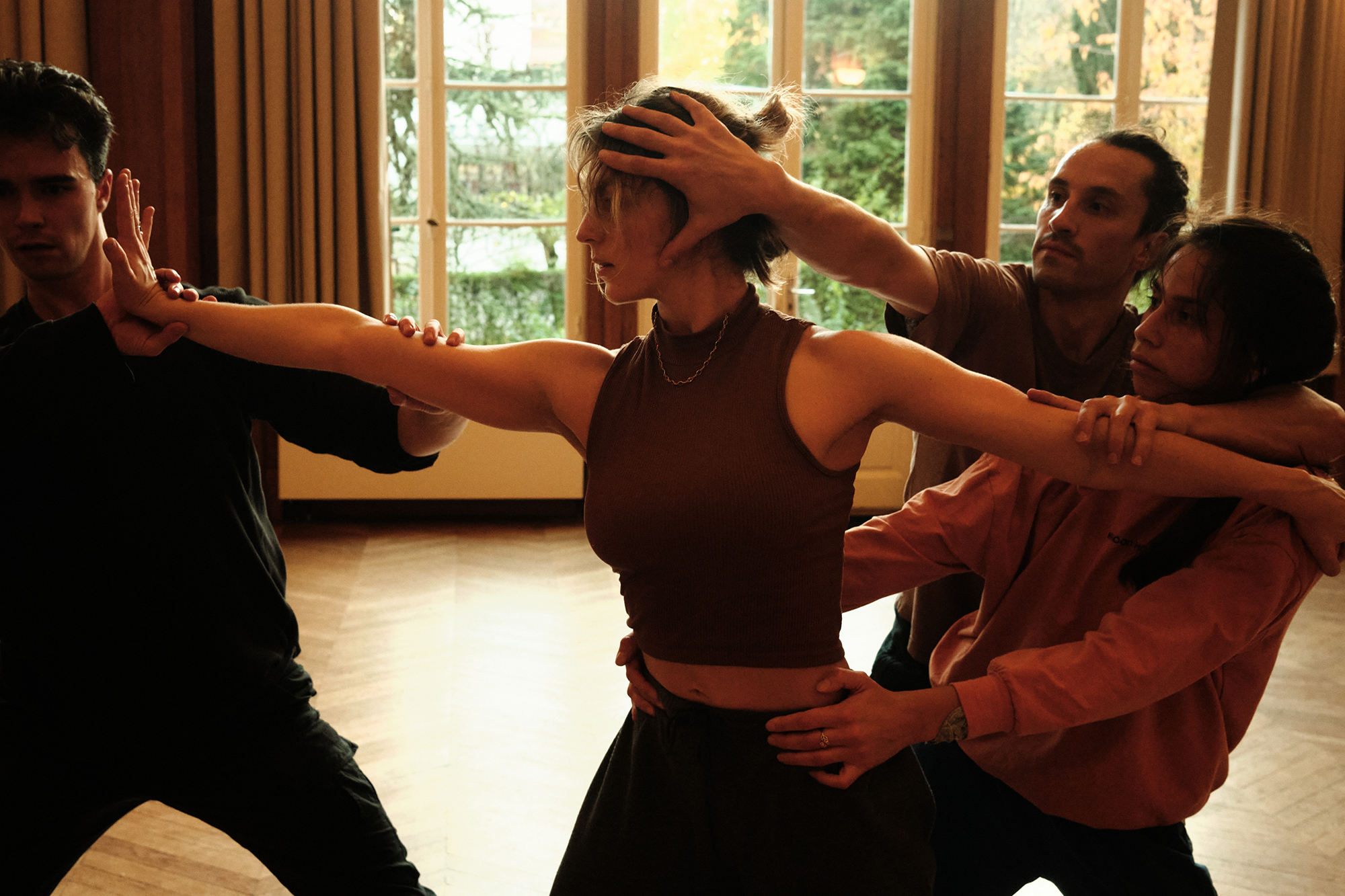 Philippe Sarfati-dance-photography-photographer-street-documentary-althea-company-contemporary-dancing-fondation-usa-cite-universitaire-paris-thea-bautista-logan-pedon-ludmila-gilles-gildas-le-monnier-woman-between-people-hold-hands-contact