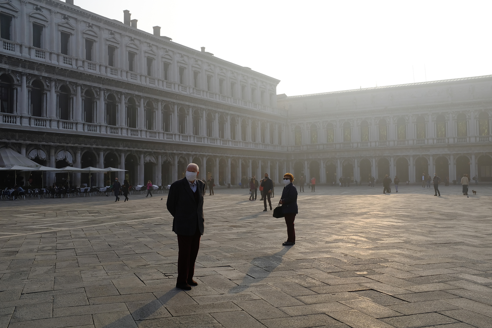 Philippe-Sarfati-reportage-photography-photographer-street-documentary-photojournalism-photojournalist-covid-19-pandemic-lockdown-empty-piazza-san-marco-venice-italy-old-man-mask