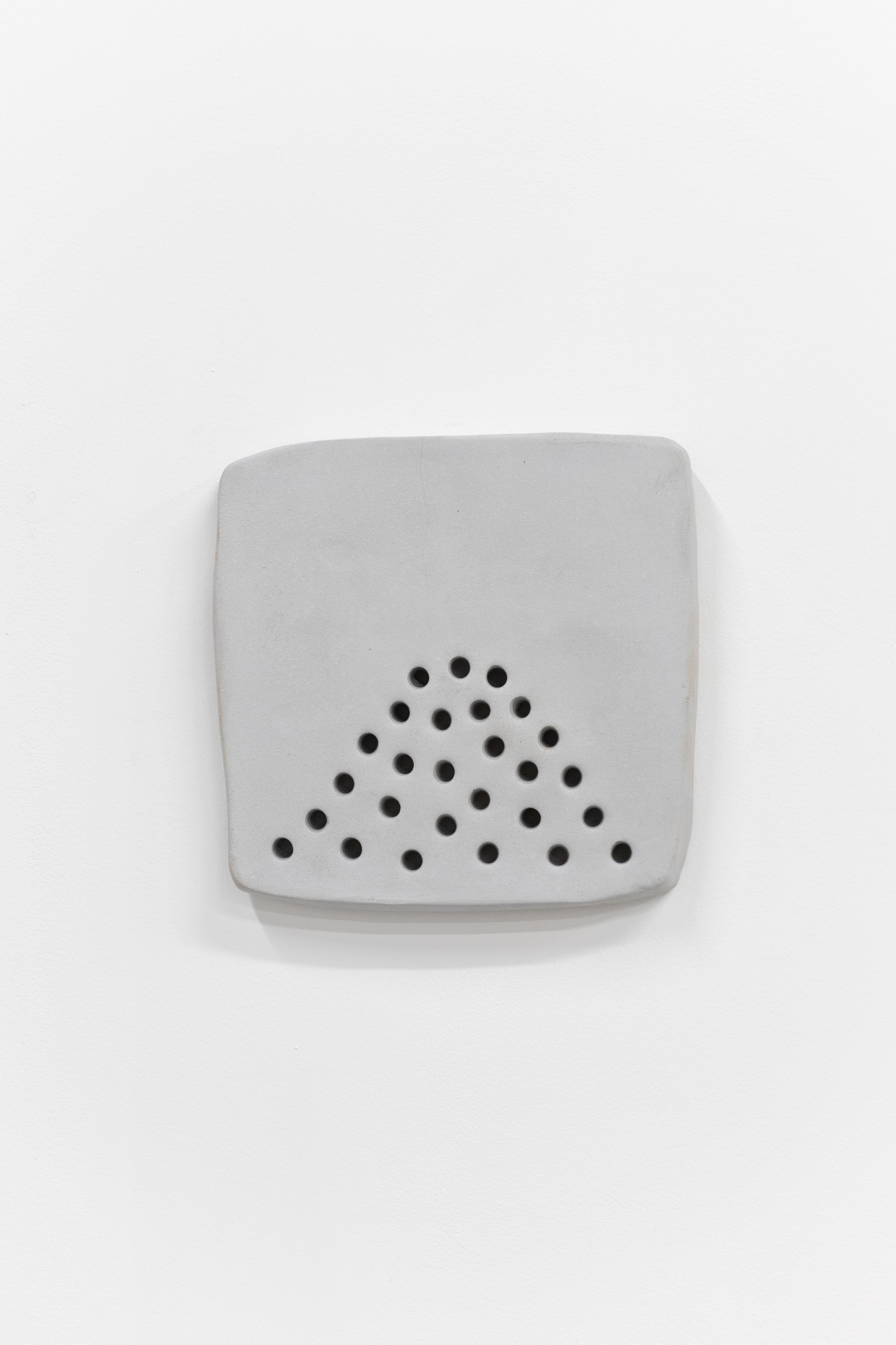 Trou, plaque, ligne 27, grès, 23,5 x 24 x 2,5 cm, 2025