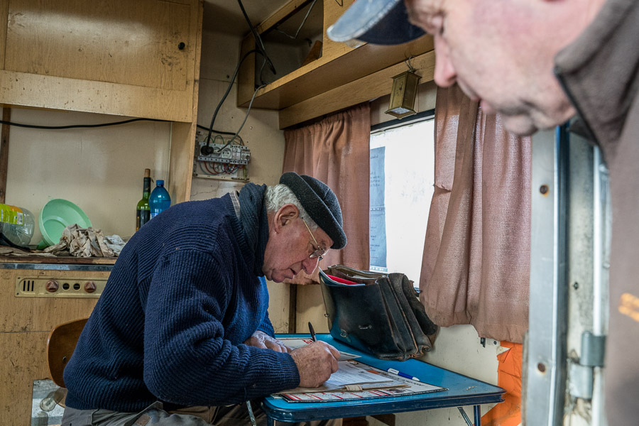 Avant la distillation, mr Paul commence &agrave; remplir les formalit&eacute;s douani&egrave;res, en 5 exemplaires - 6 en 2019.